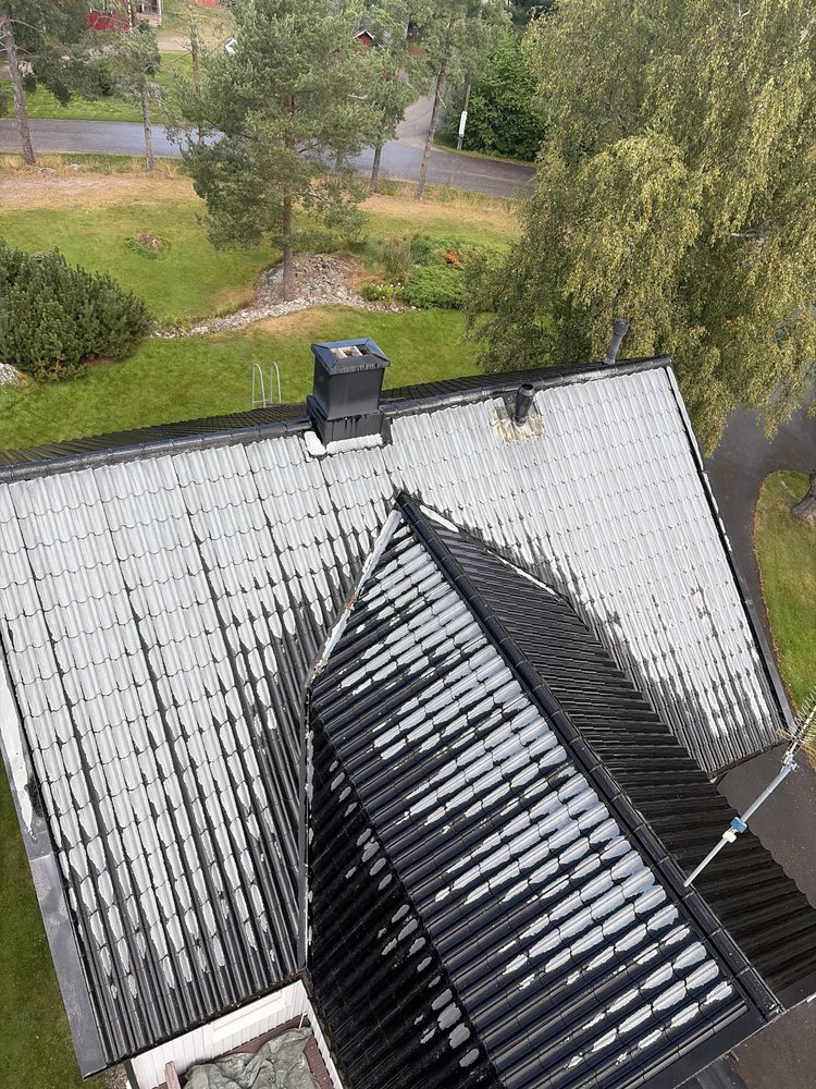 Peltikatto ylhäältä ennen maalausta, pinta laikukas ja kulunut