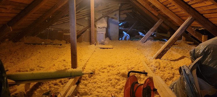 Puhallusvillan asennus käynnissä yläpohjassa
