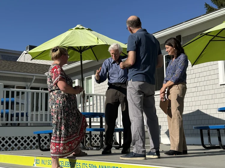 Peter Gray speaks to SSDW and Inly organizers at Inly School.