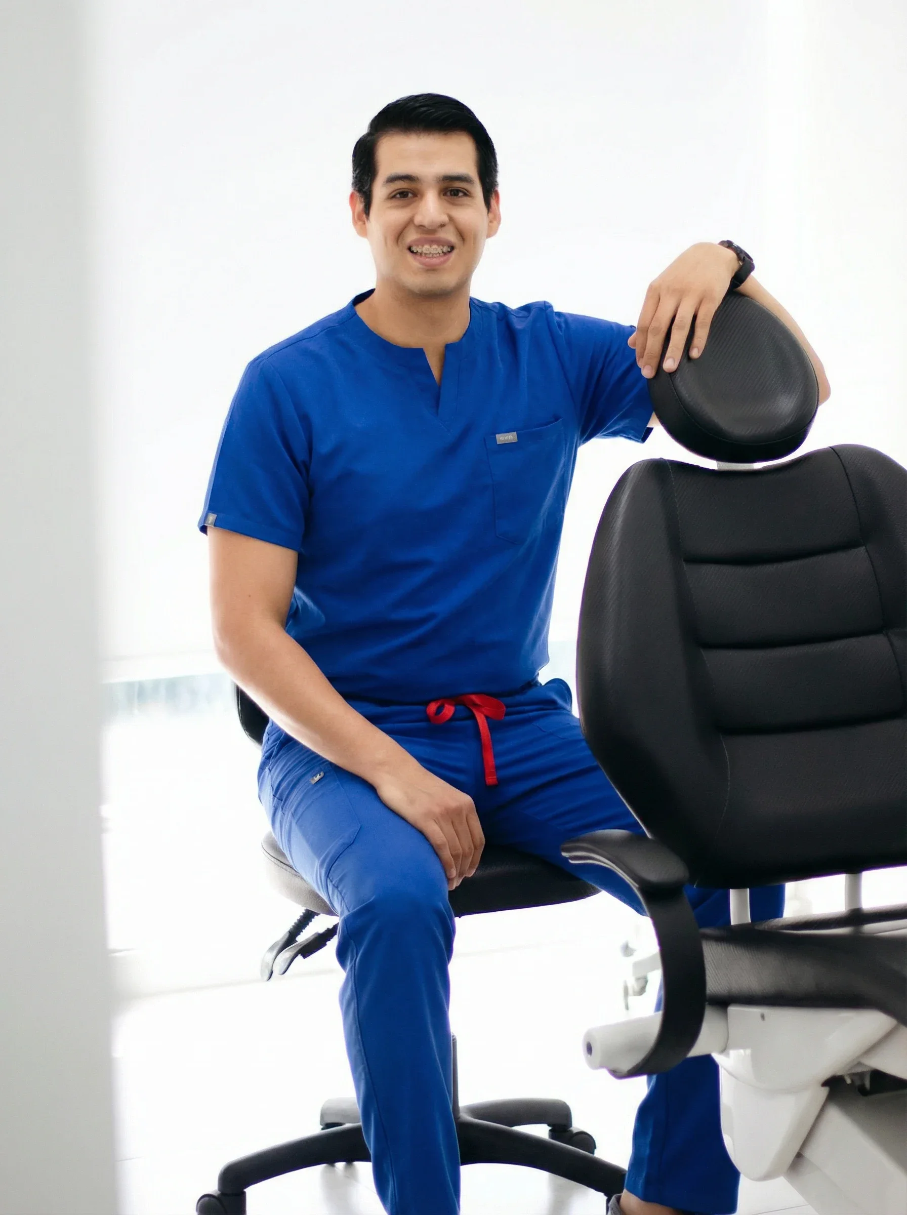 Dr. Oscar Velasco - Periodoncista en Ortodontik