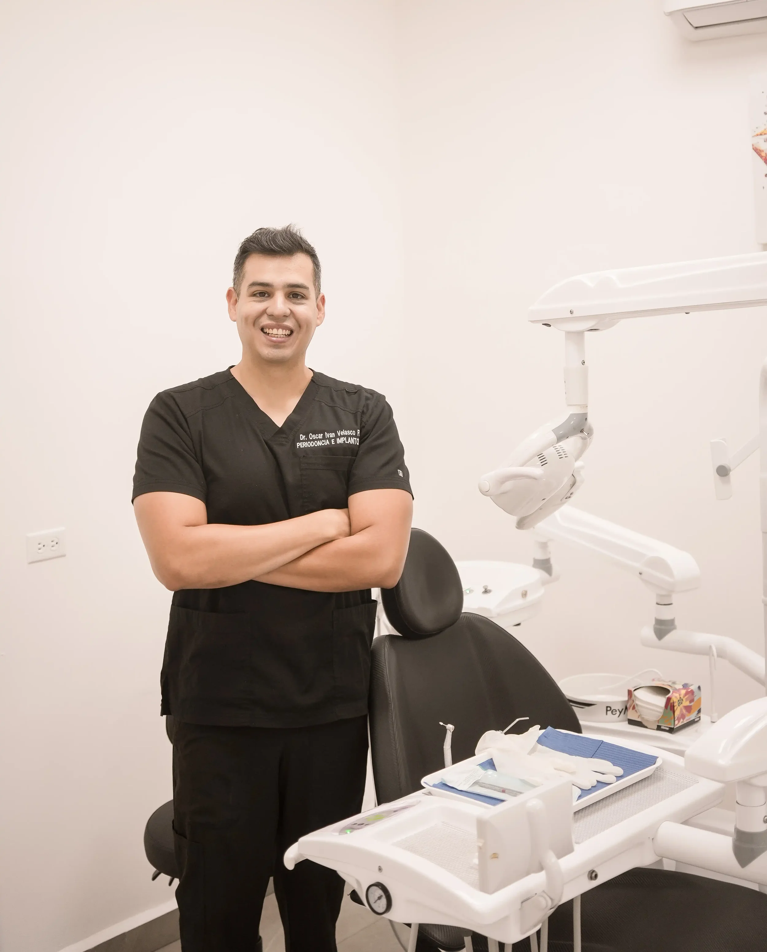 Dr. Oscar Velasco - Periodoncista en Ortodontik