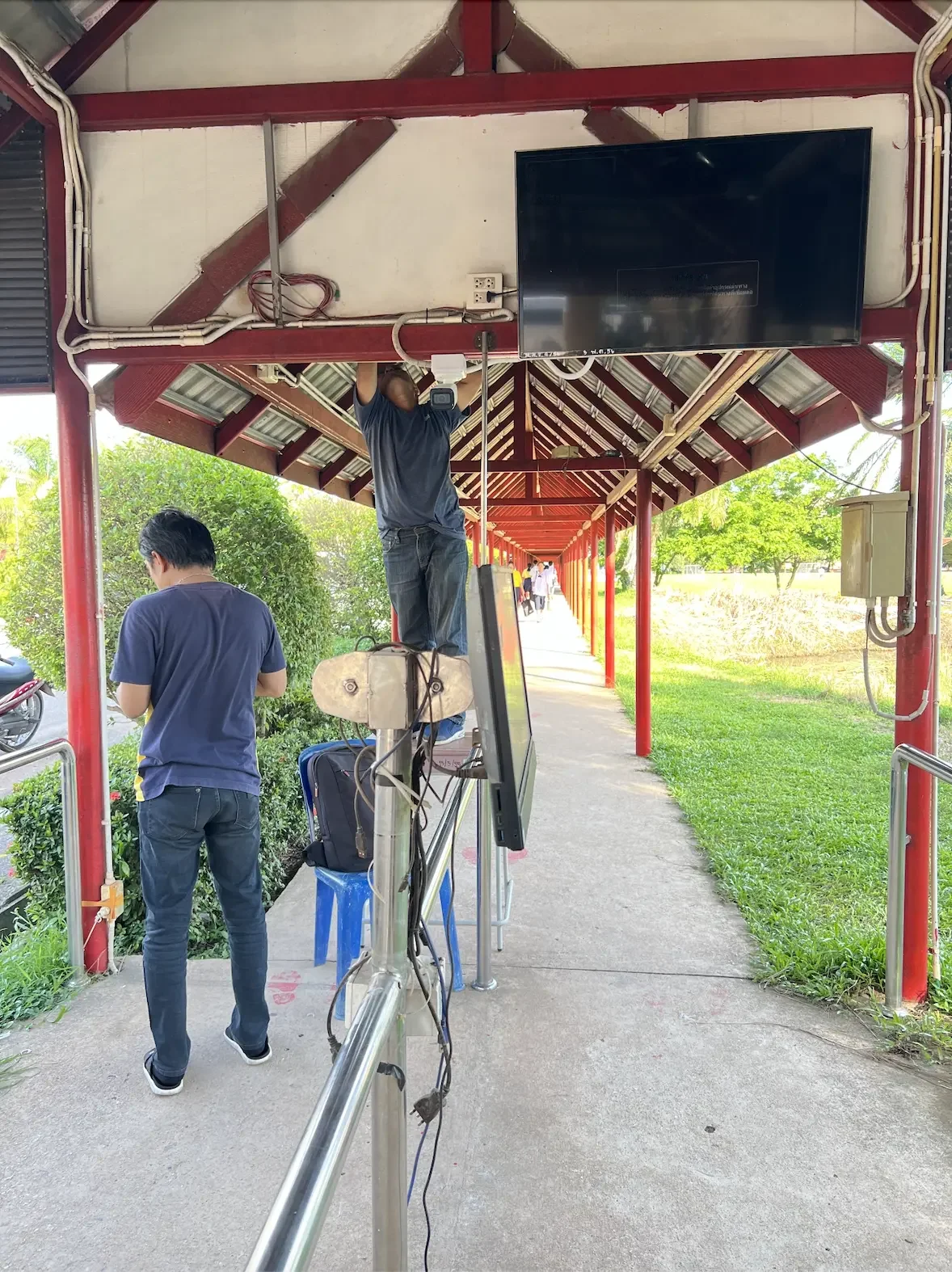 Classroom Corridor ระบบสแกนใบหน้าและมอนิเตอร์ในบริเวณโถงทางเดิน