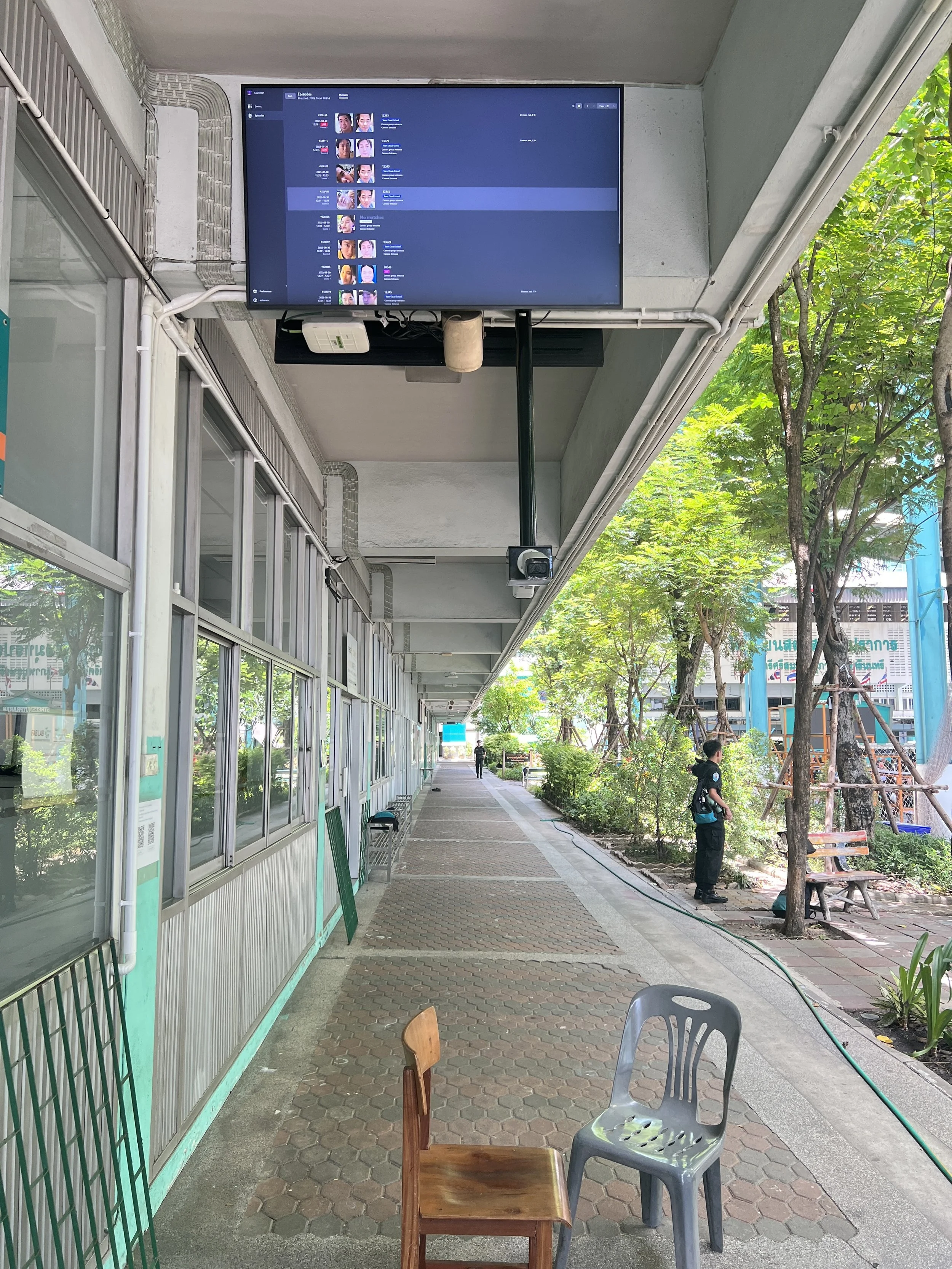 Student Check-in Area แท่นจอแสดงผลพร้อมใช้งานสำหรับการบันทึกเวลาเข้าเรียน