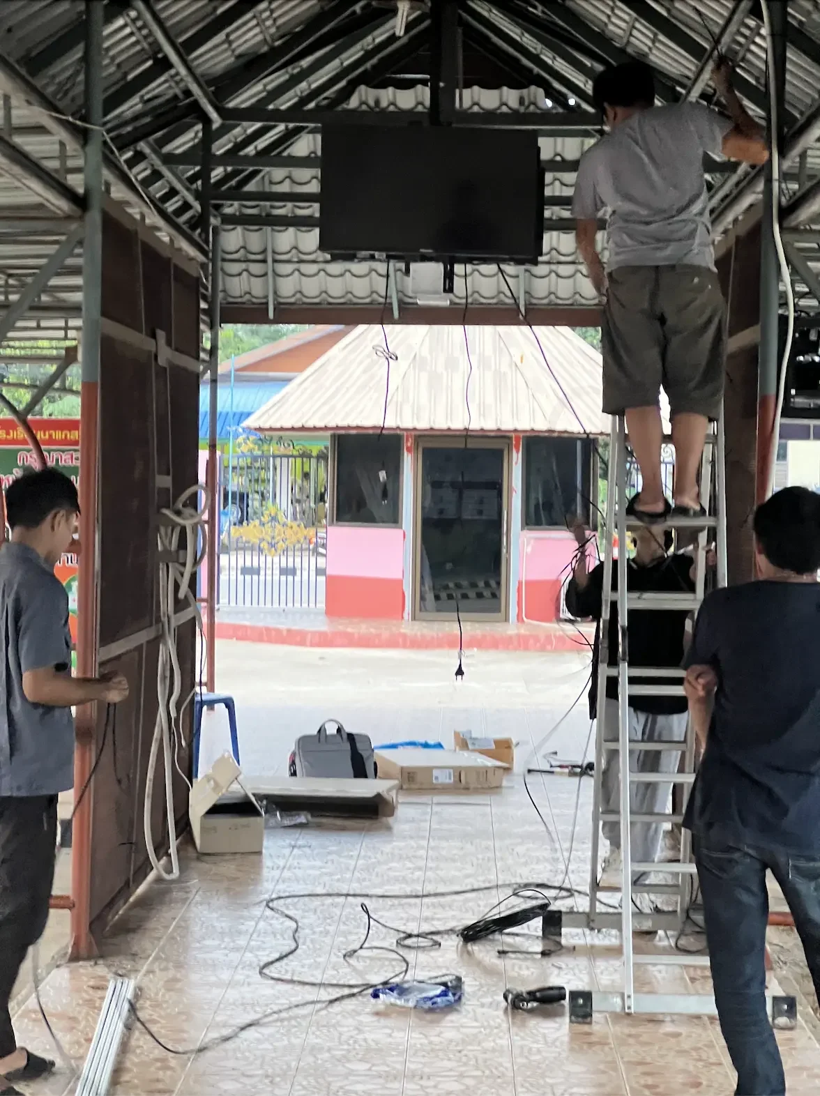 Display Installation การประกอบและยึดจอแสดงผลเพื่อรายงานสถานะ