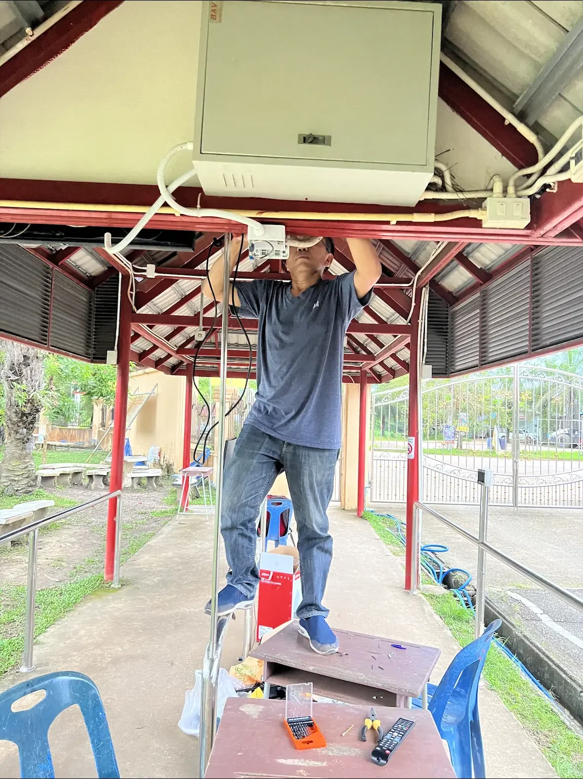 Wiring and Cable Setup งานเดินสายสัญญาณตามแนวเพดานของอาคารเรียน