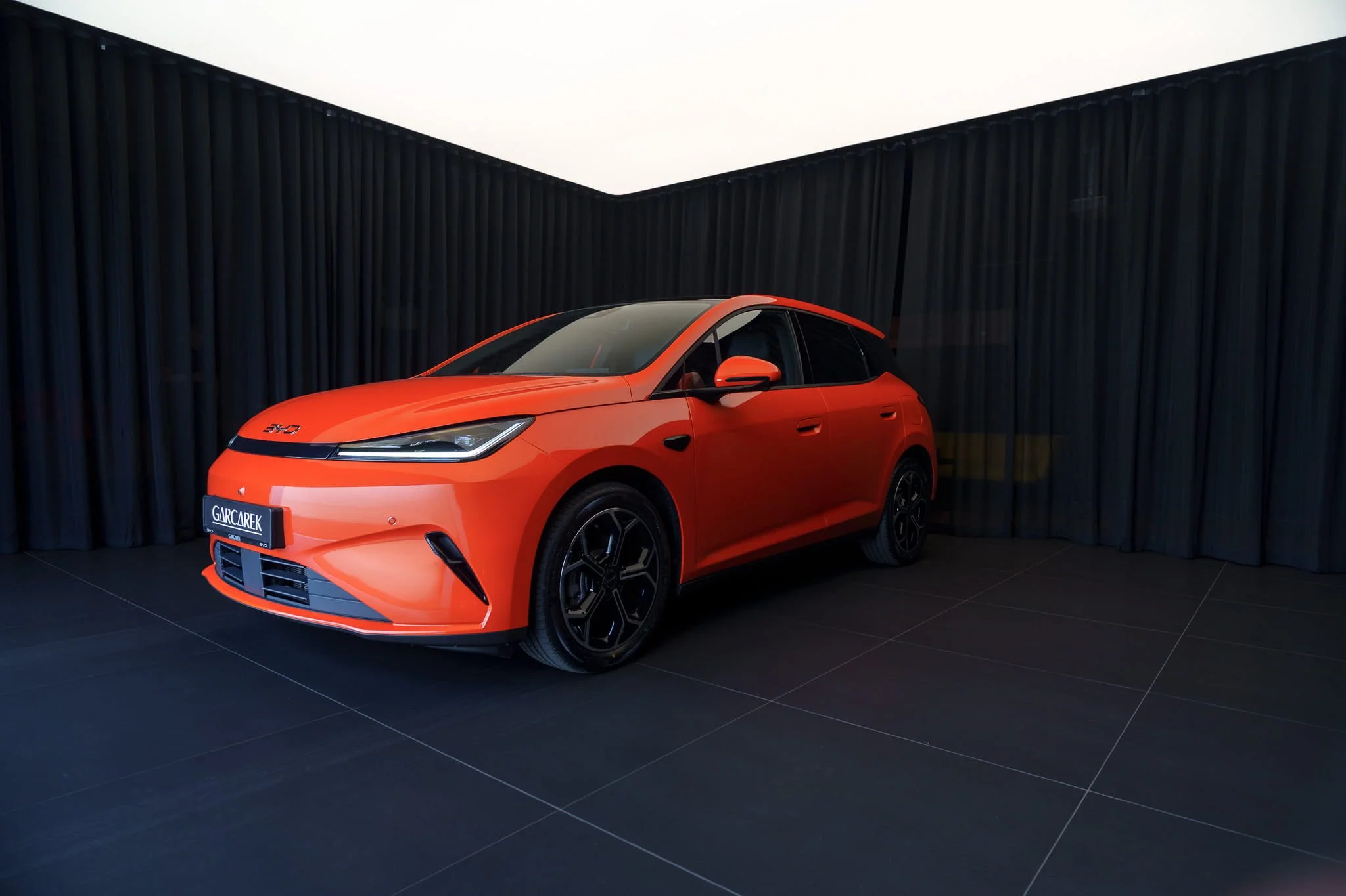 Pomarańczowy BYD Dolphin G DM-i