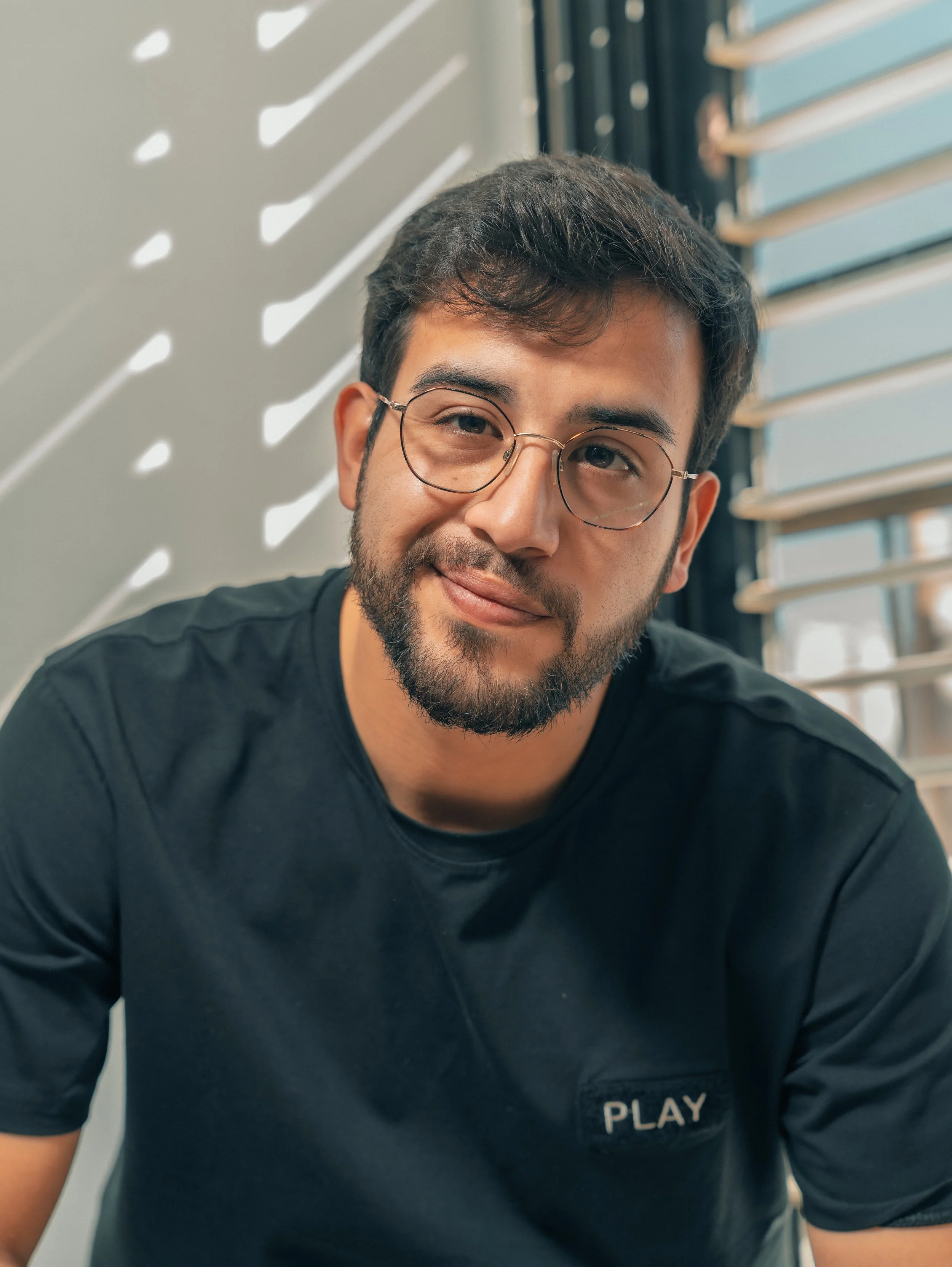 Retrato de Alfonzo, fotógrafo y videógrafo en acción