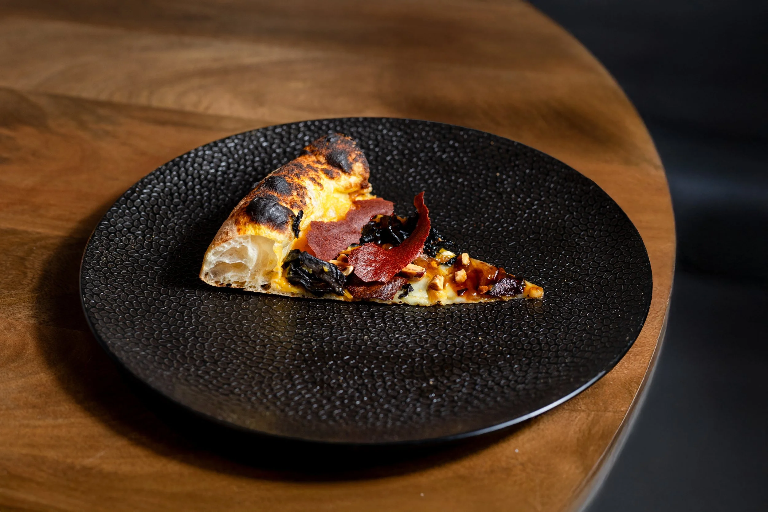 Pizza de Gasparic servida a taula