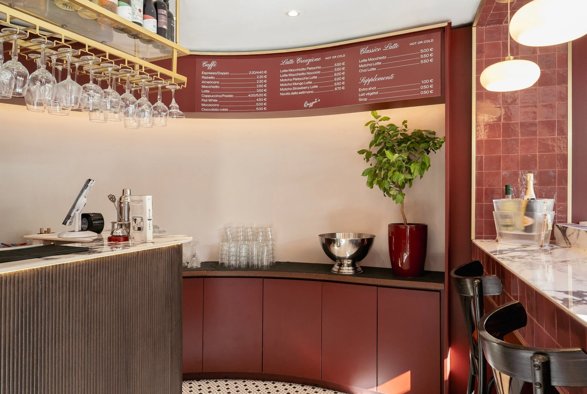 Le décor et le comptoir du bar Buzzati’s, photographie Jean Pellaprat