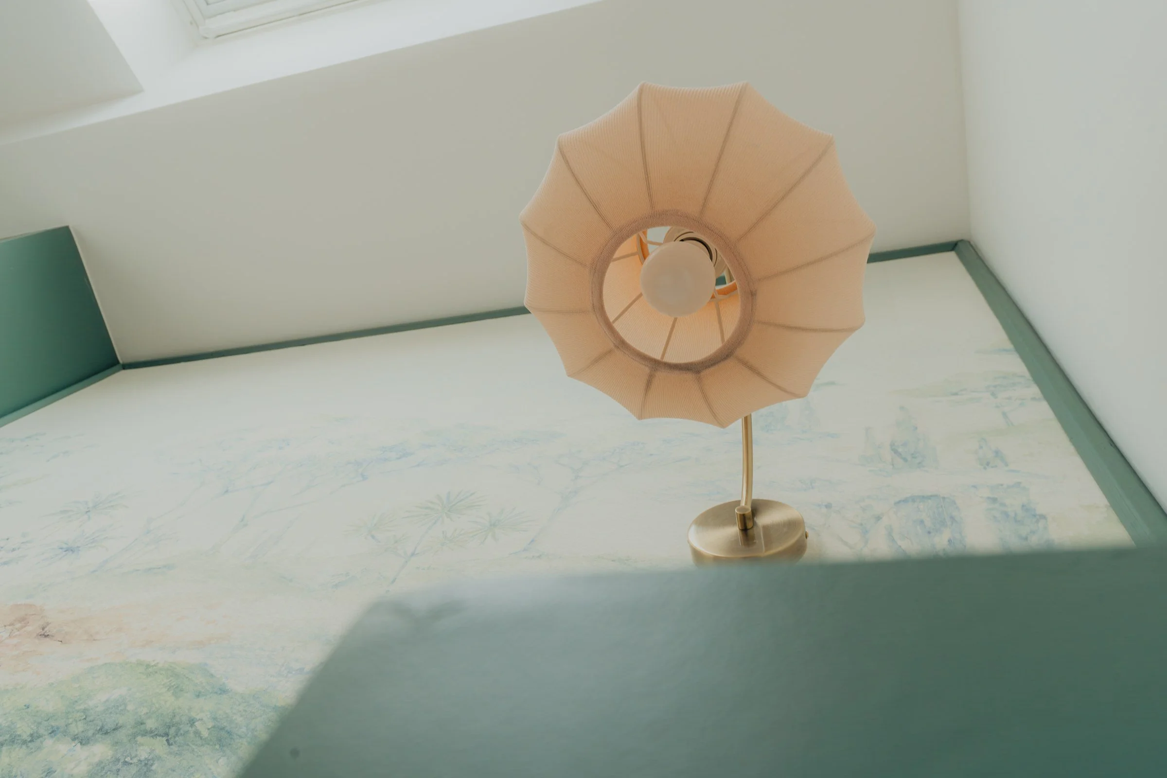 Bayard, lampe et détail de la tête de lit