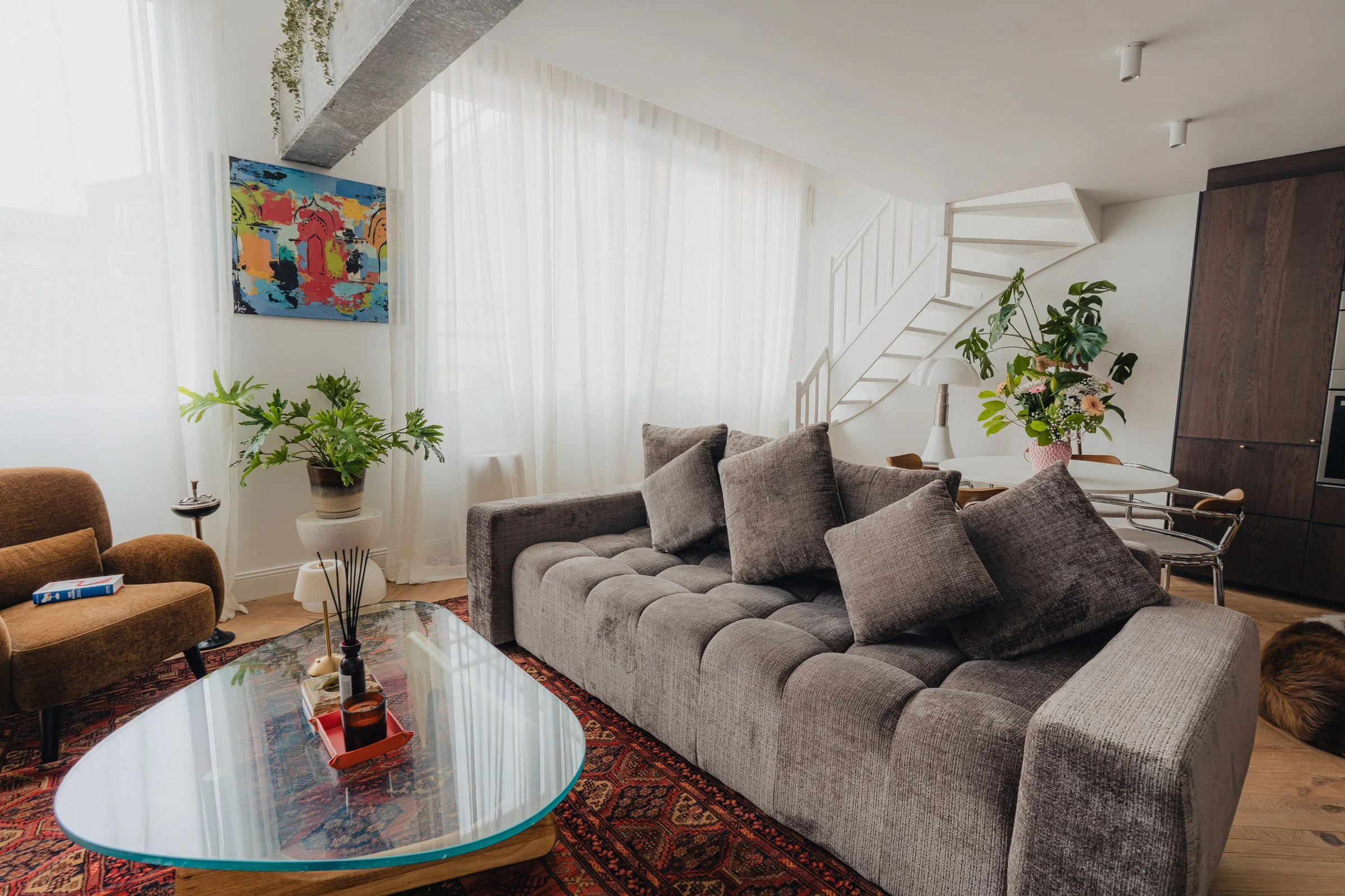 Bayard, canapé et tapis dans le salon
