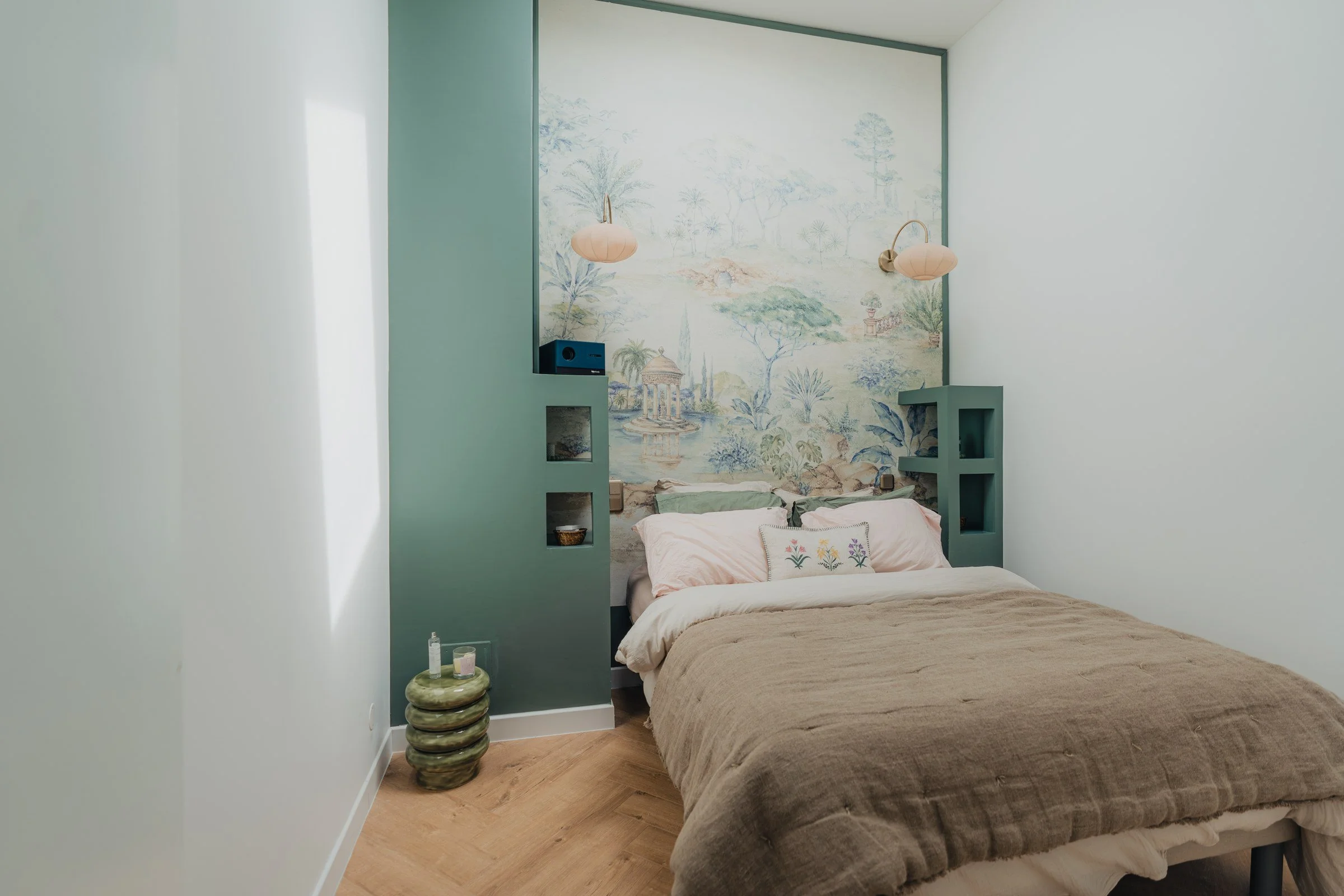 Bayard, chambre aux murs verts et décor panoramique