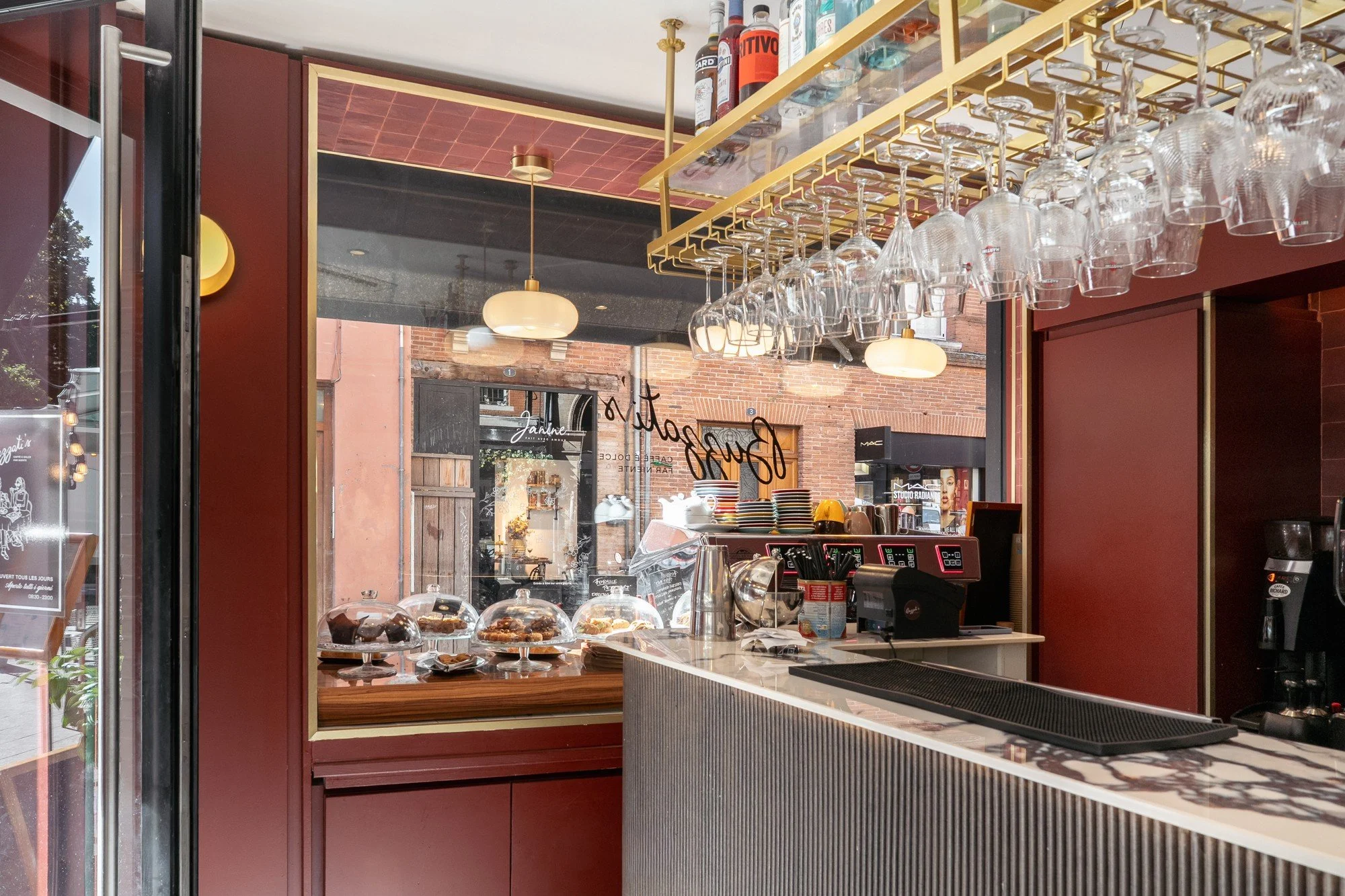Vue d’ensemble du bar Buzzati’s à Toulouse, photographie Jean Pellaprat