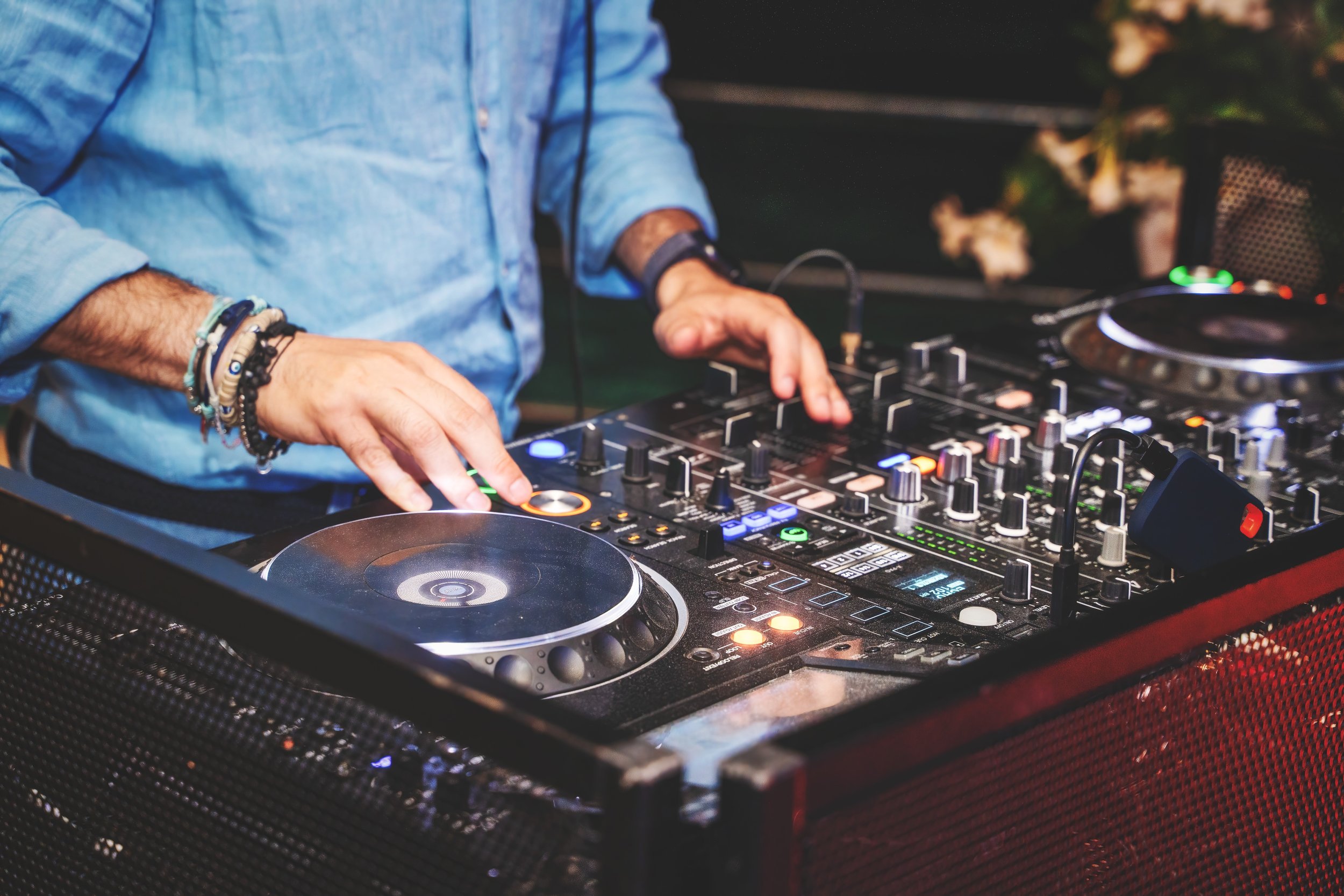DJ