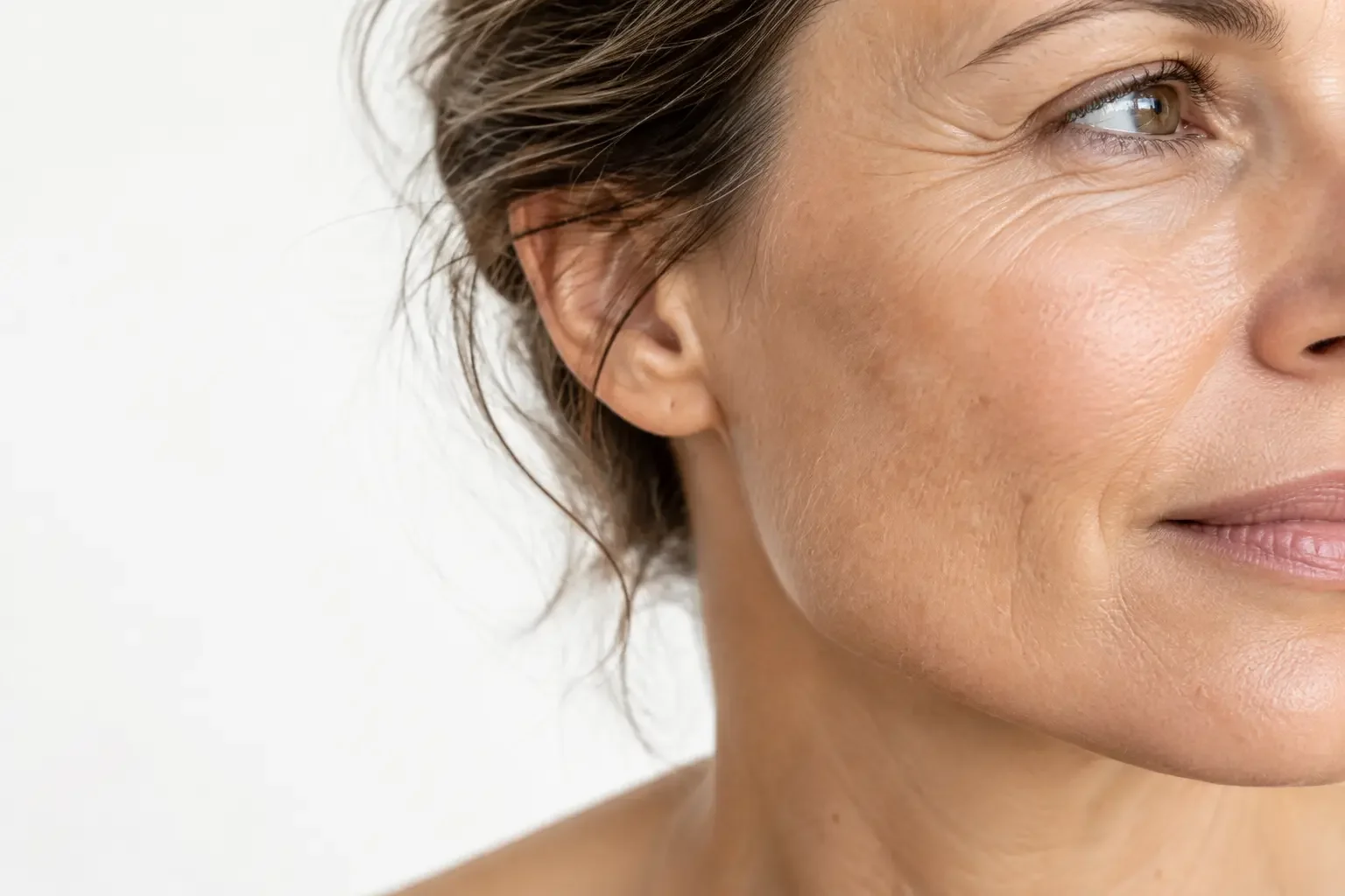 Photographie éditoriale illustrant la texture naturelle d’une peau mature