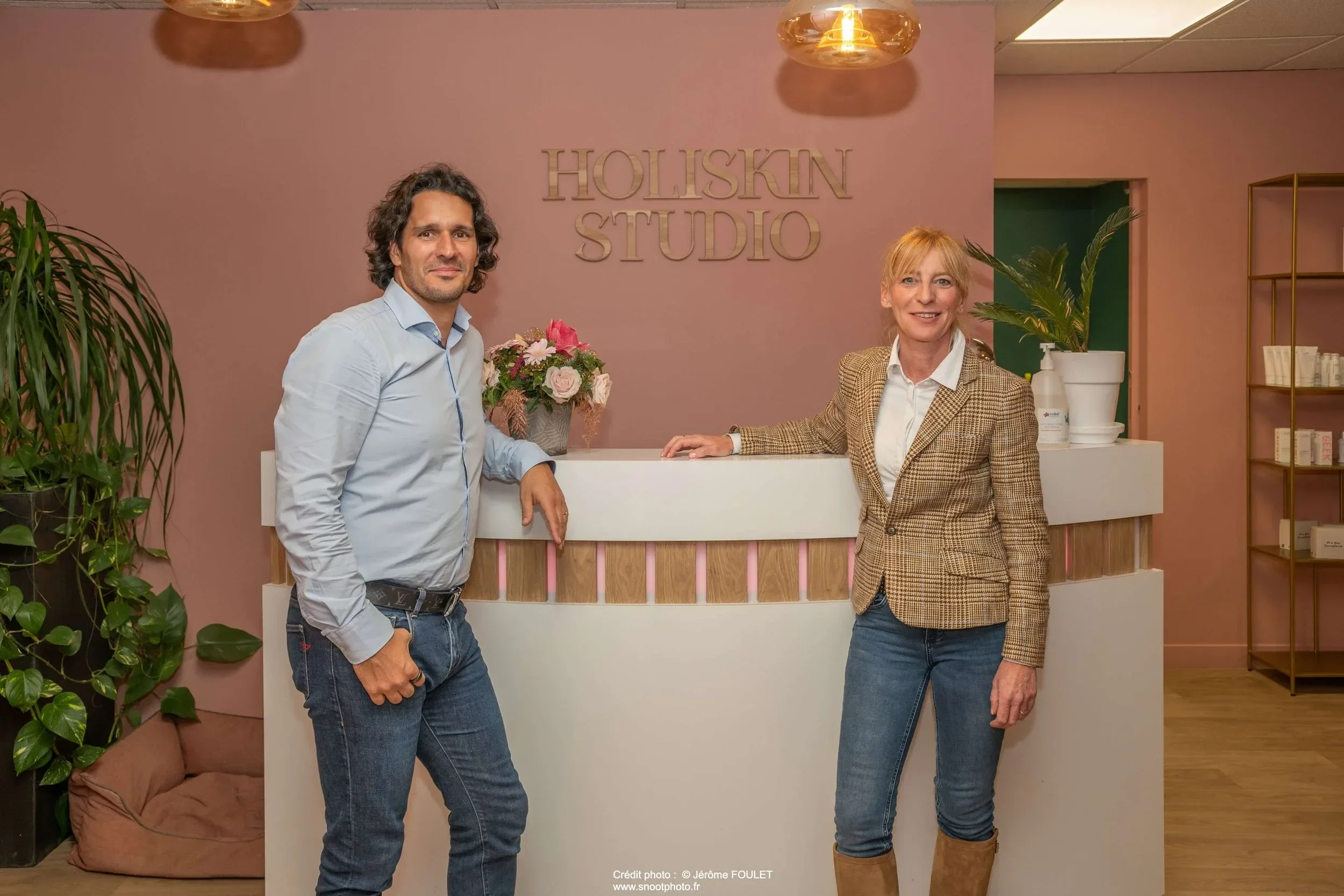 Dr Bénédicte Haguenauer et l'équipe Holiskin Studio à Meylan
