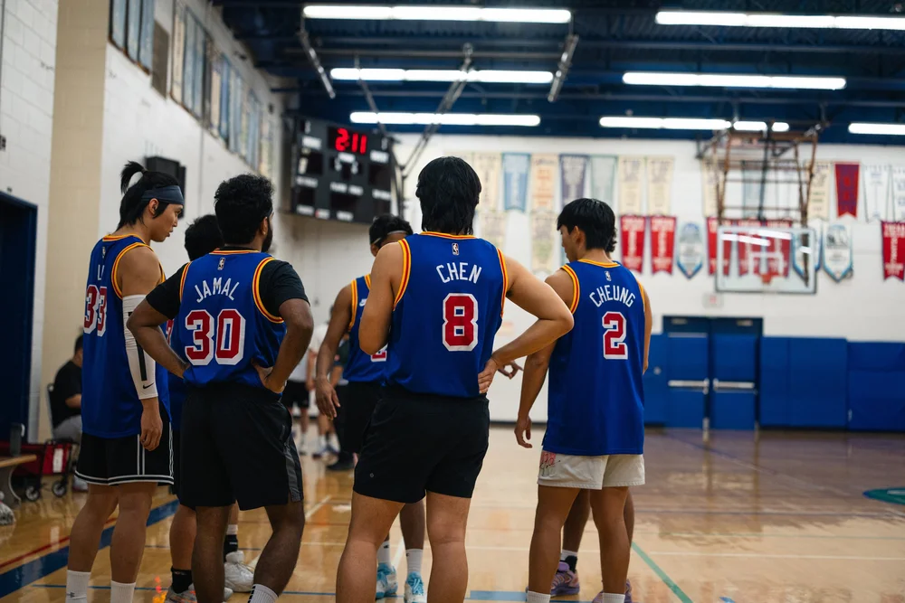 Warriors players in blue gather on court, with numbers 33, 30, 8 and 2 visible.