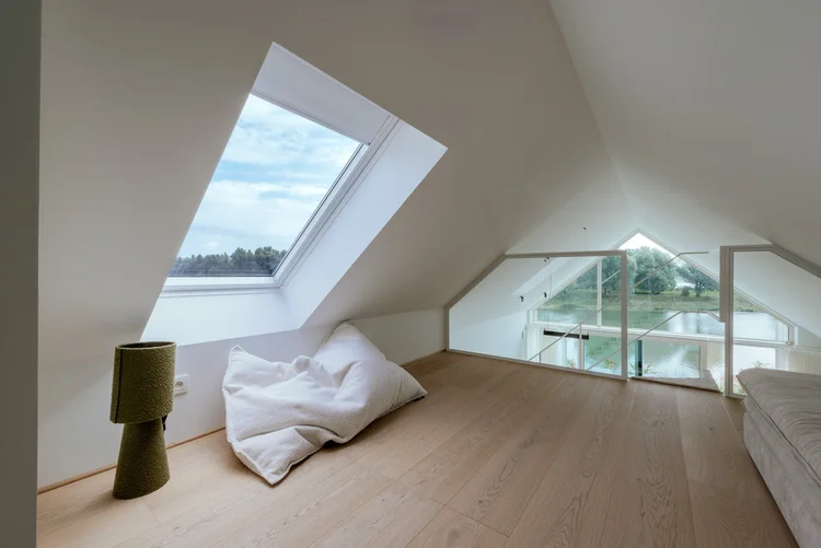 Interieurfotografie Project Aldeneik — vide met daklicht en zicht op de leefruimte