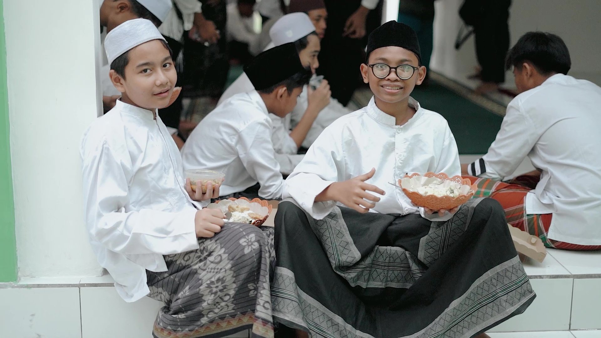 Children sharing opening-day meals at Masjid Al-Salam in Bali