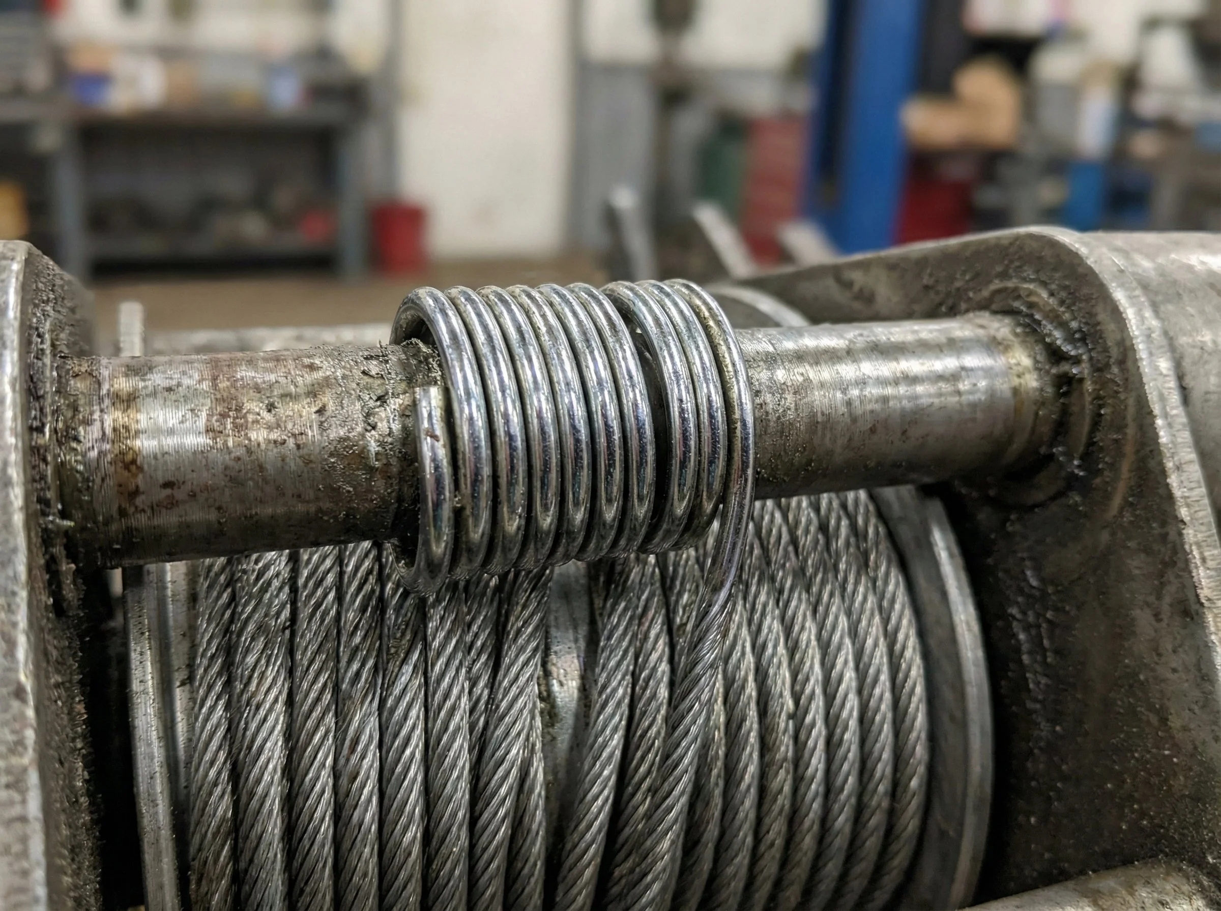 Veren en kabels overhead deur