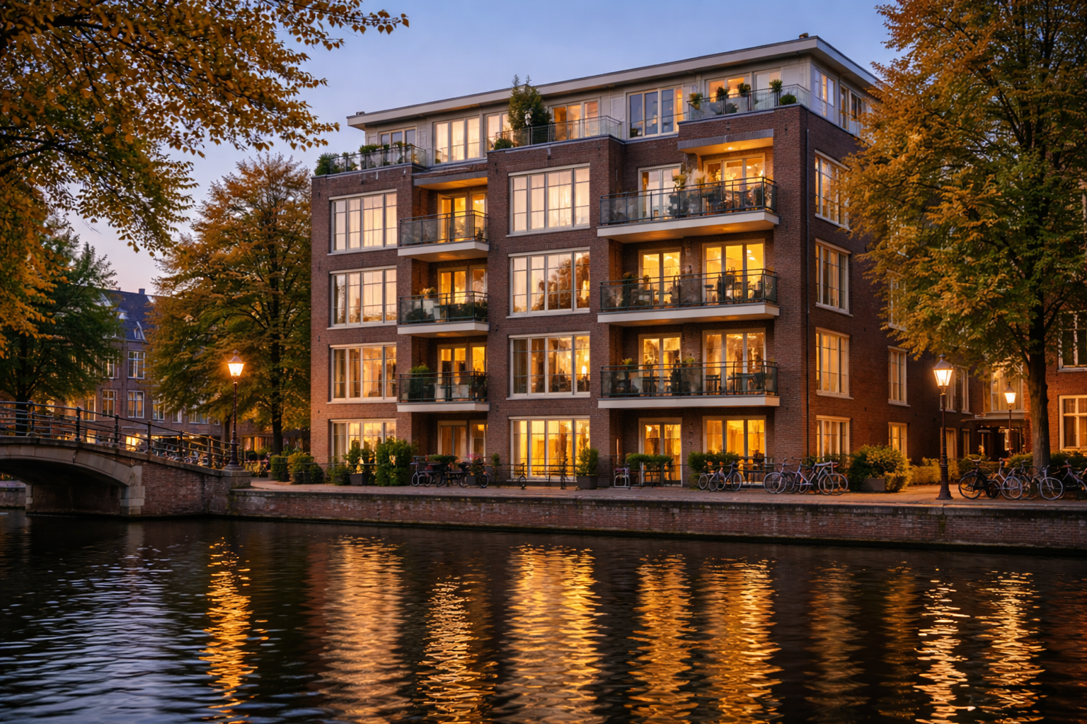 Modern appartementencomplex aan Amsterdamse gracht