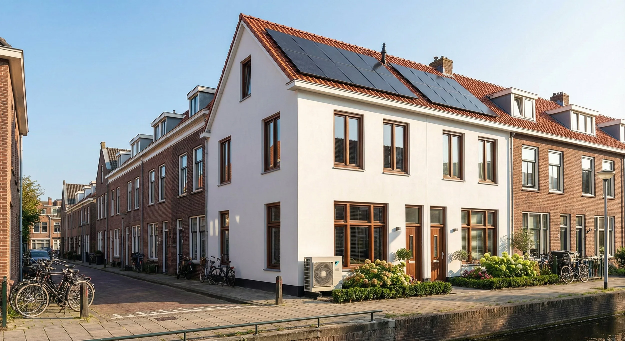 Woning met zonnepanelen op dak