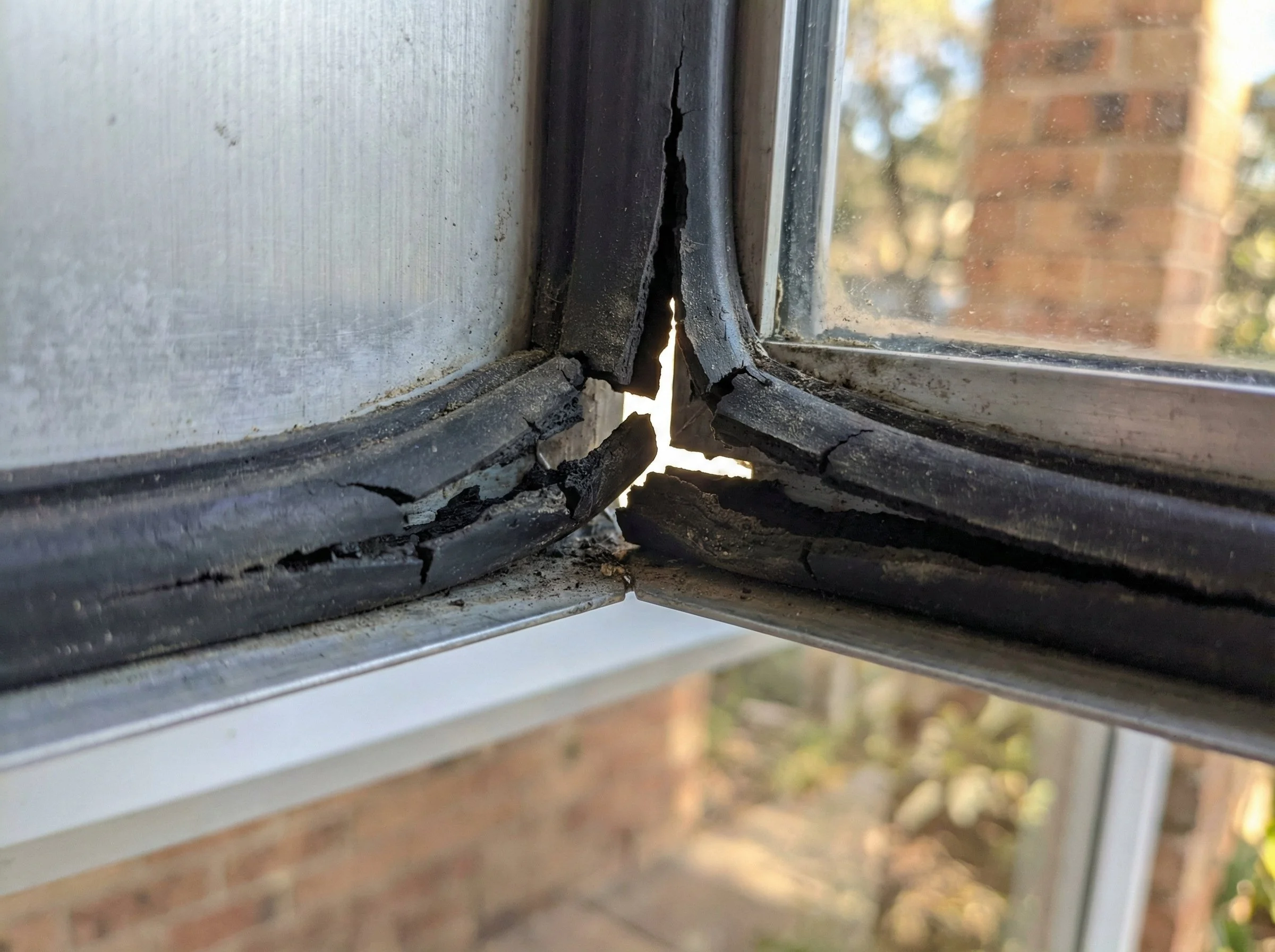 Tocht door slechte afdichting kozijn