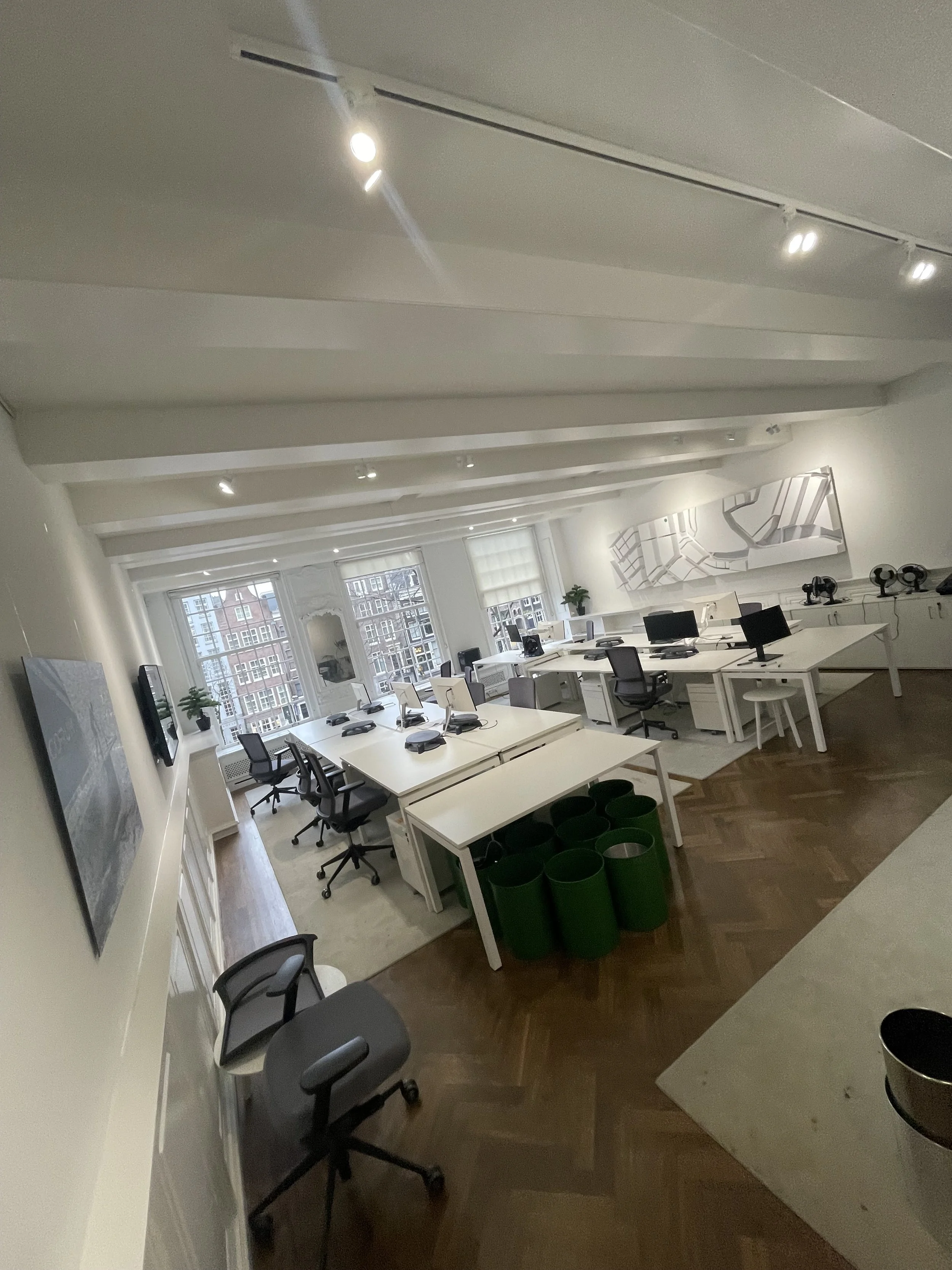 Kantoor voor ontruiming - vol met inventaris