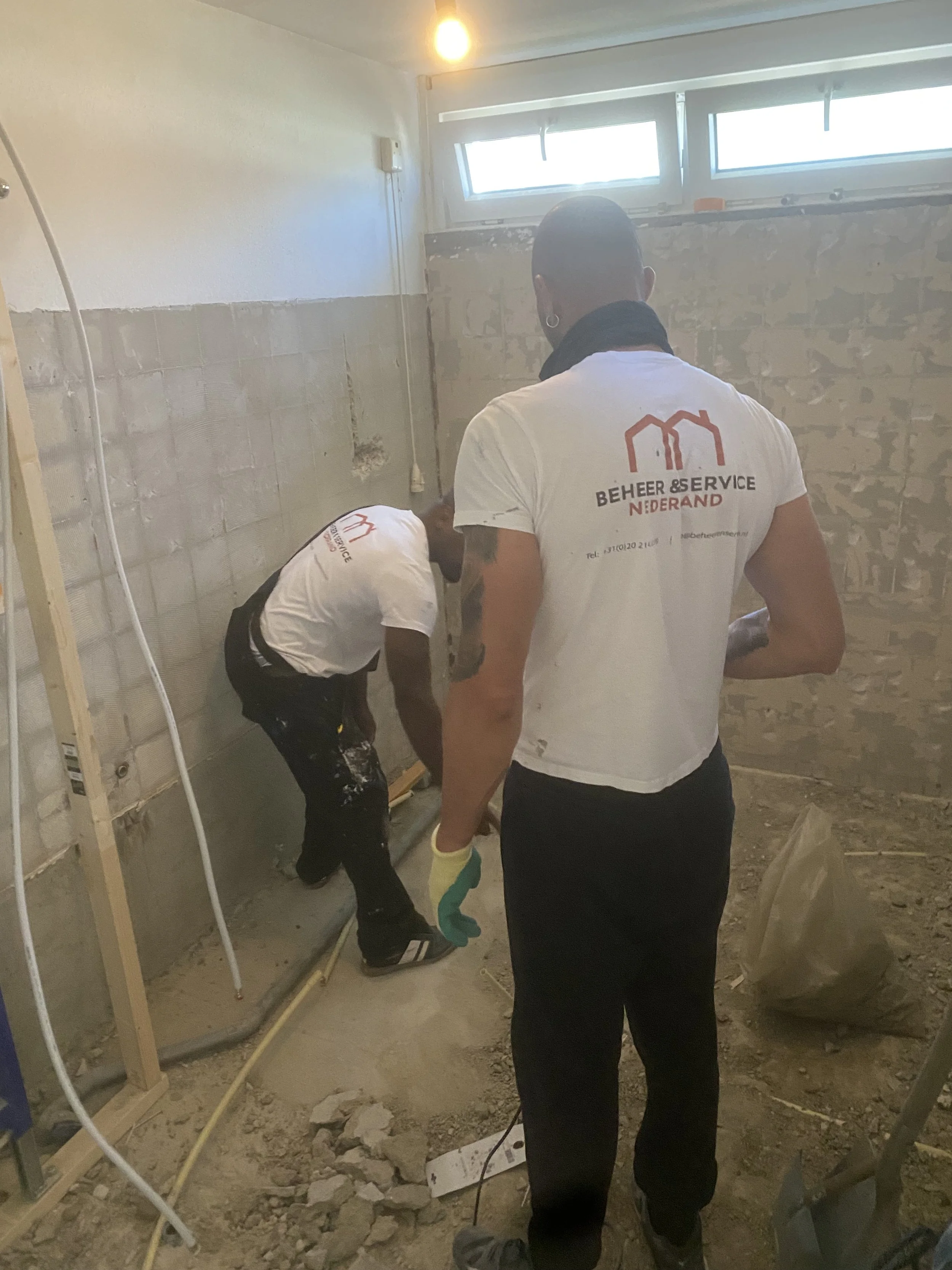 Vakman aan het werk tijdens een badkamerrenovatie in Amstelveen — Beheer & Service Nederland