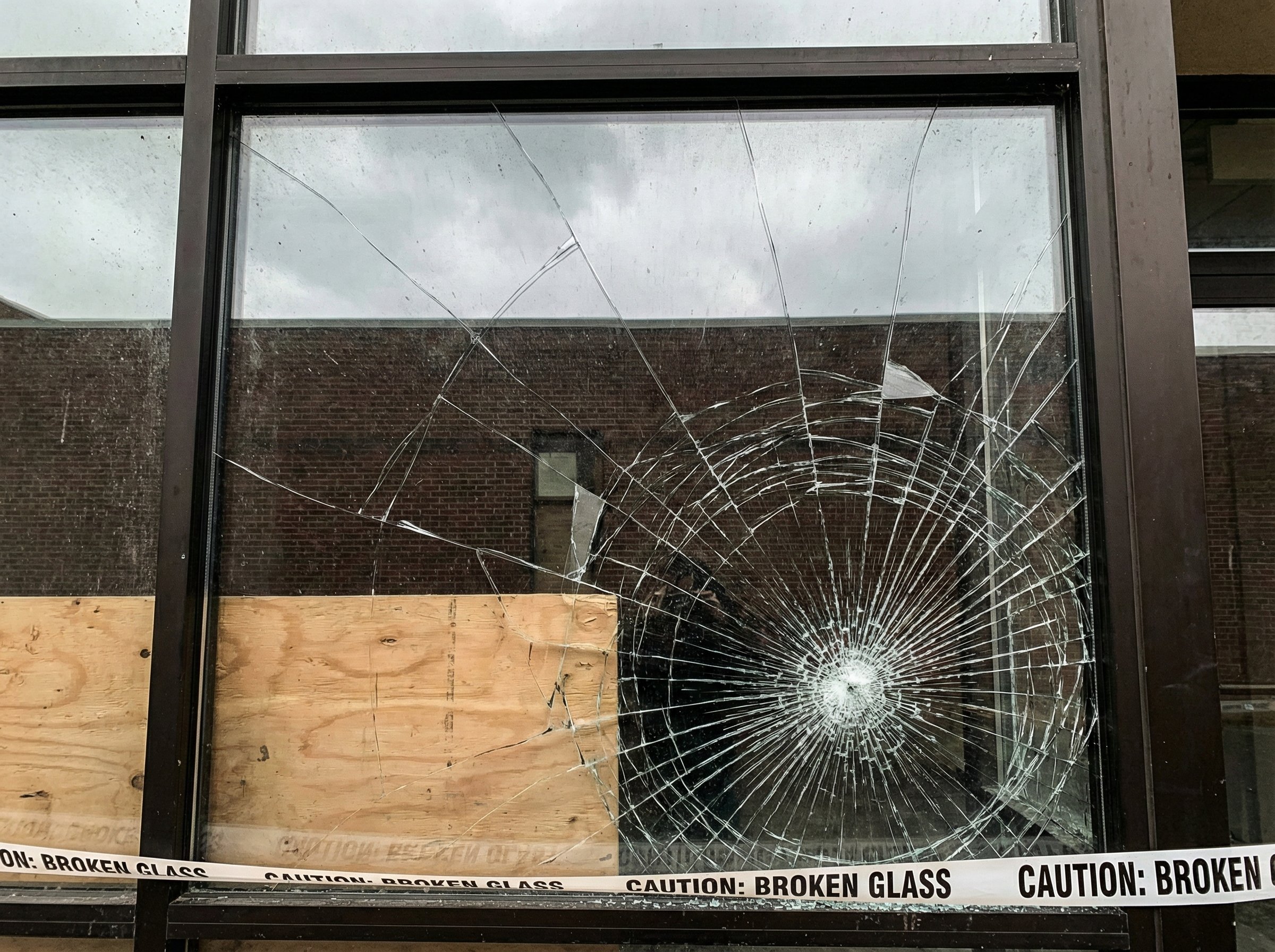 Gebroken glas in kozijn