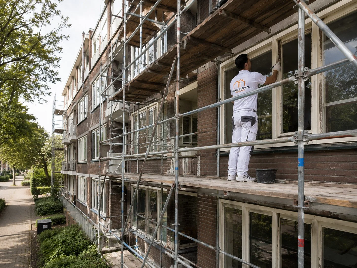 Steiger tegen een appartementencomplex tijdens groot onderhoud in Amstelveen