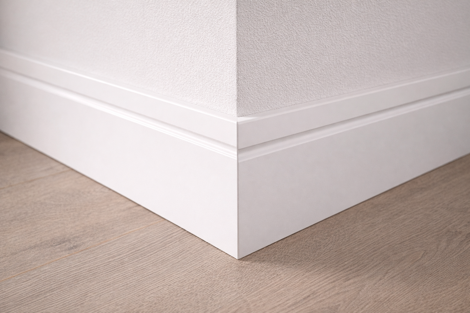 Witte MDF plinten langs muur - moderne afwerking