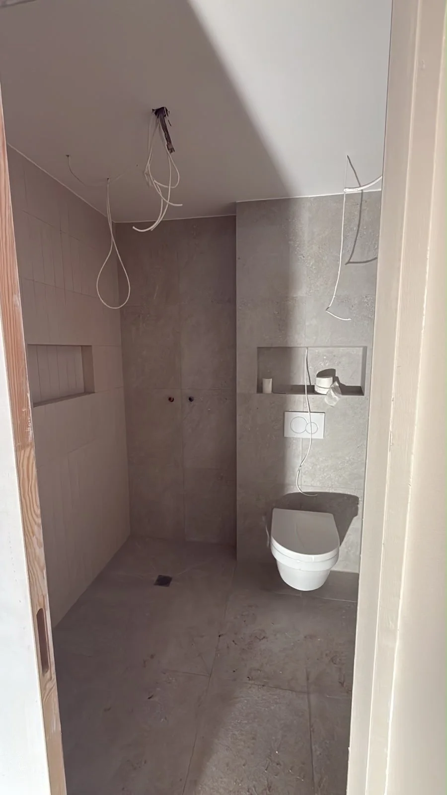 Vakman aan het werk tijdens een badkamerrenovatie in Buitenveldert — Beheer & Service Nederland