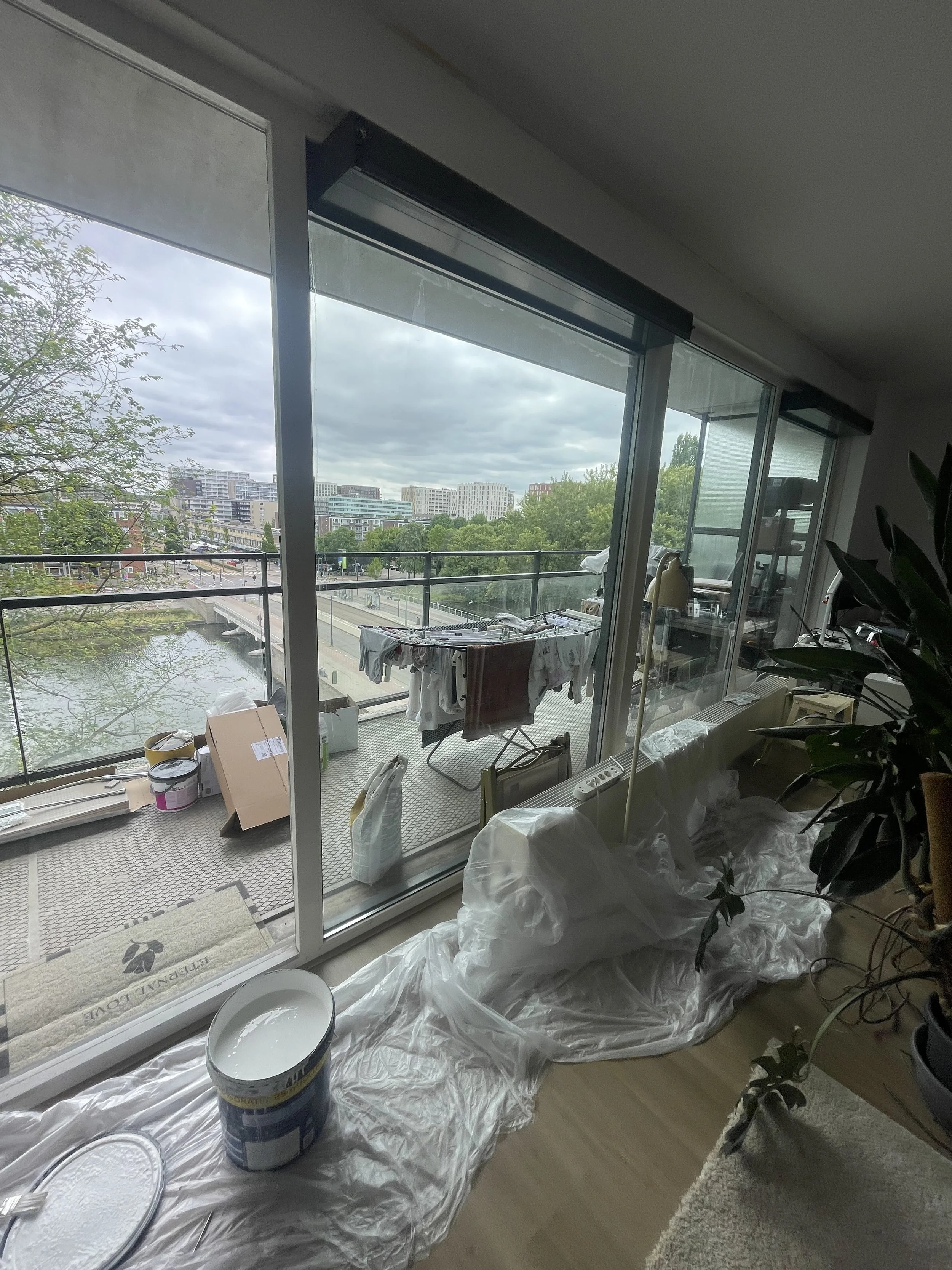 Vakschilder aan het werk aan een woning in Amstelveen — Beheer & Service Nederland
