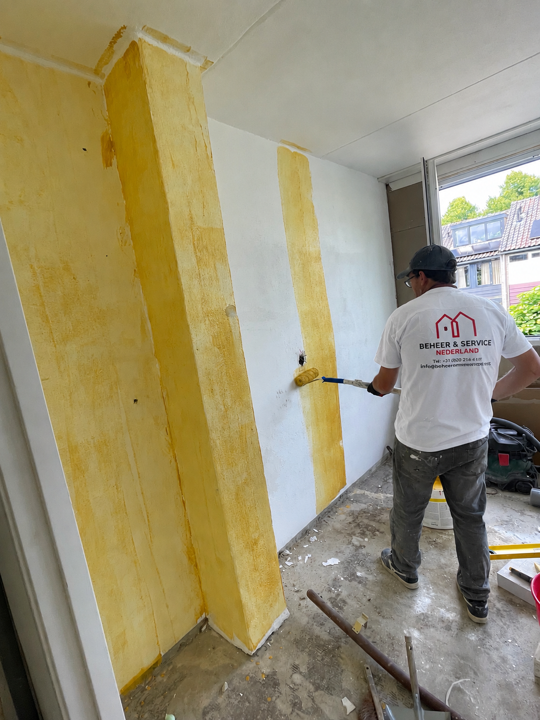Stukadoor werkt aan een wand in een appartement in Buitenveldert
