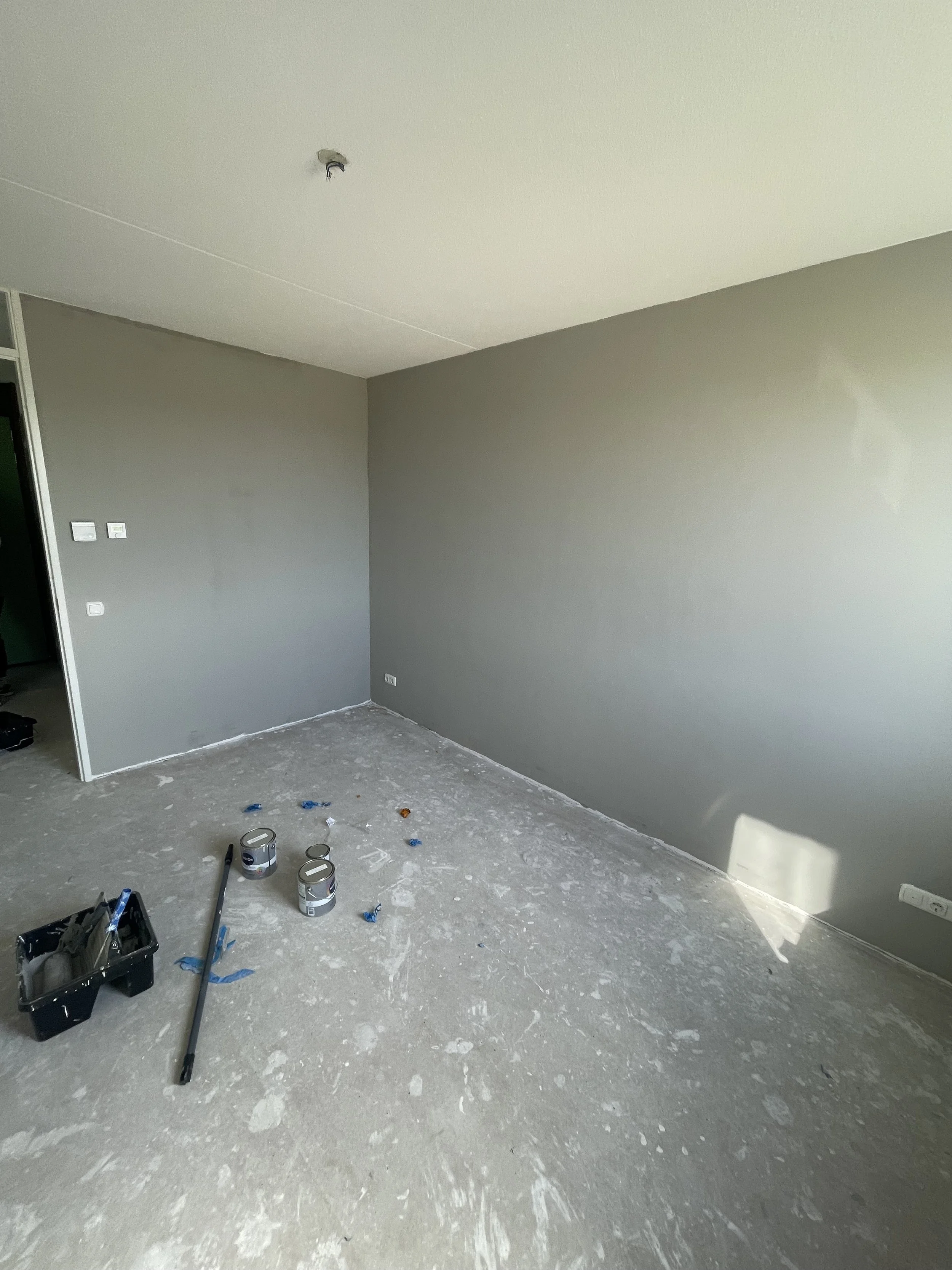 Binnenschilderwerk in een appartement in Buitenveldert