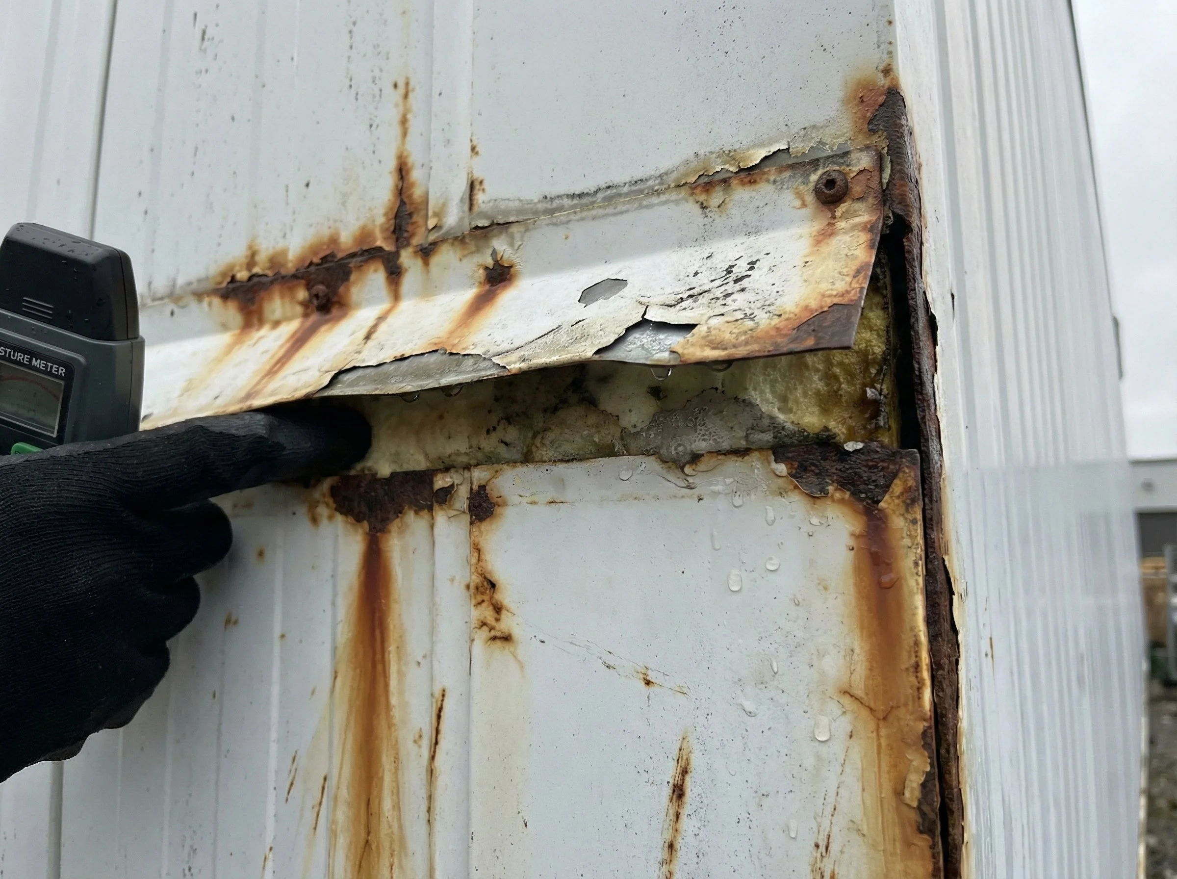 Vochtschade aan sandwichpaneel - voorbeeld van lekkage en isolatieschade