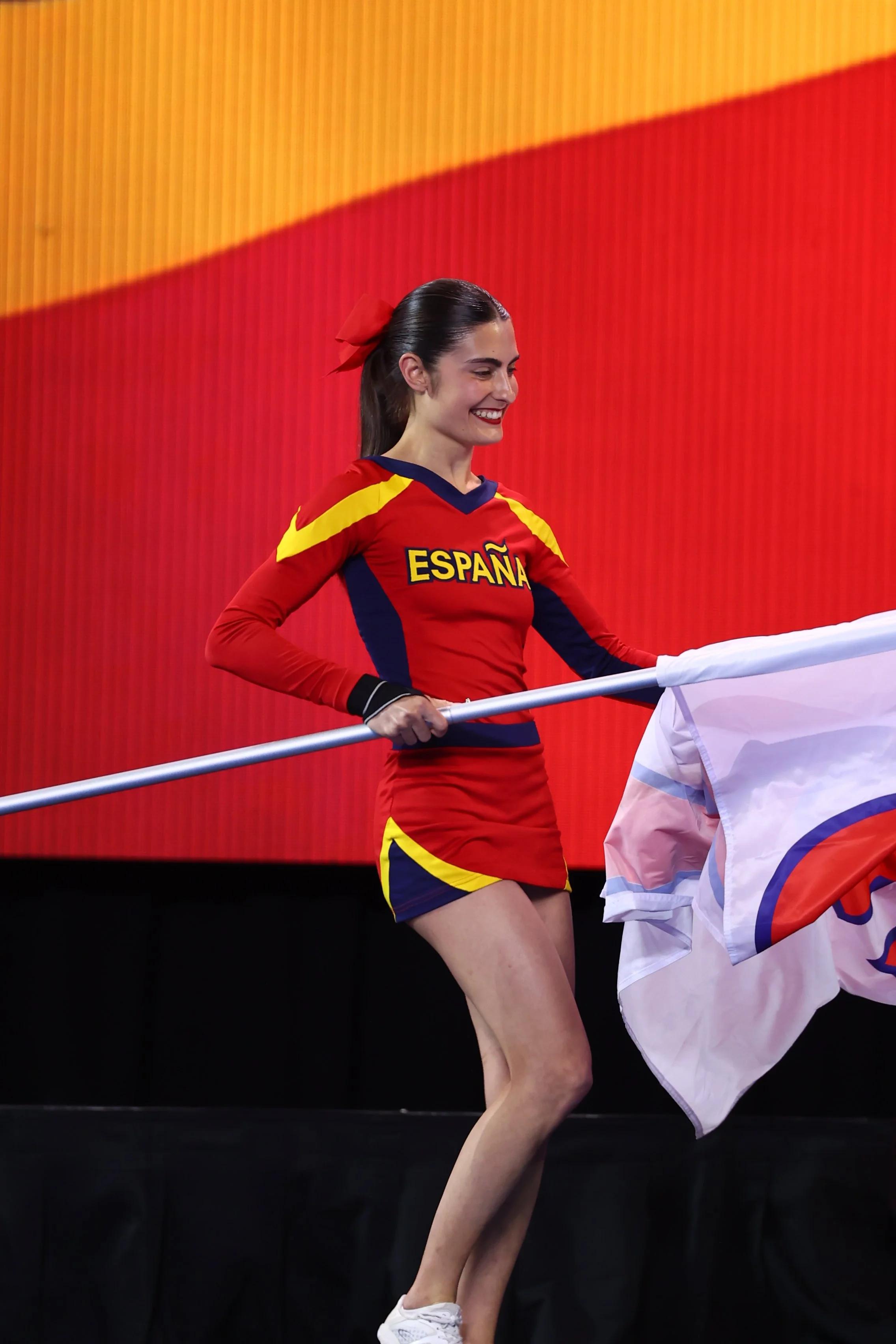 Atleta de España Cheer portando la bandera española en el ICU World Championship Finals
