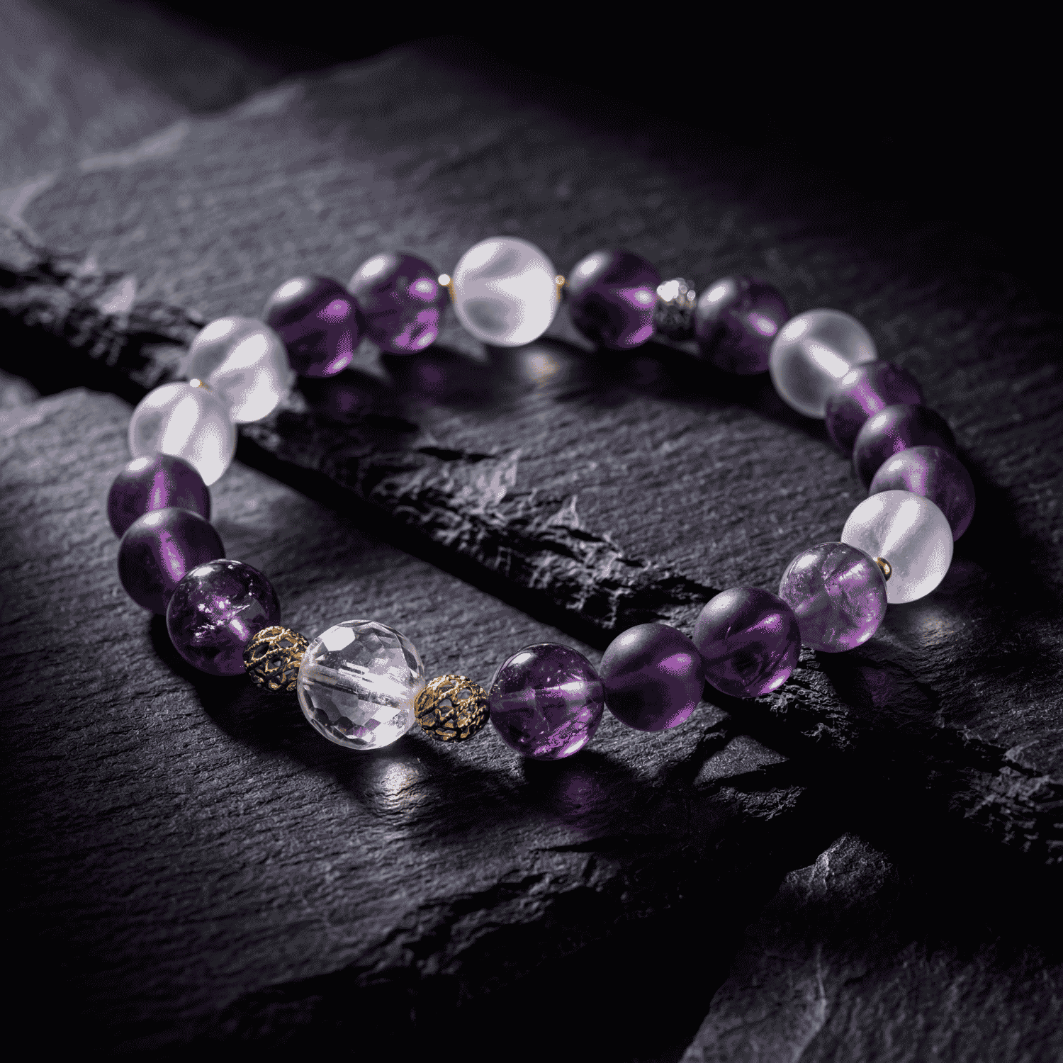 Individuell gefertigtes Edelsteinarmband aus Amethyst und Bergkristall von PRANA Edelsteine