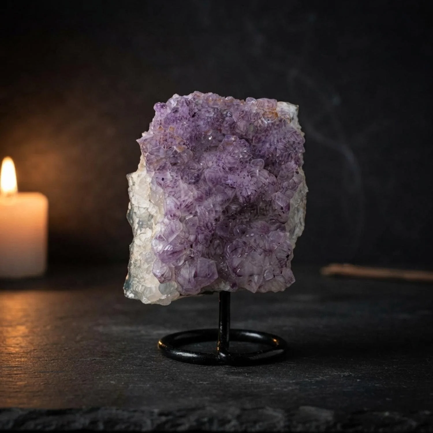 Amethyst Druse auf Metall Ständer - Naturstein auf Ständer - PRANA Atelier
