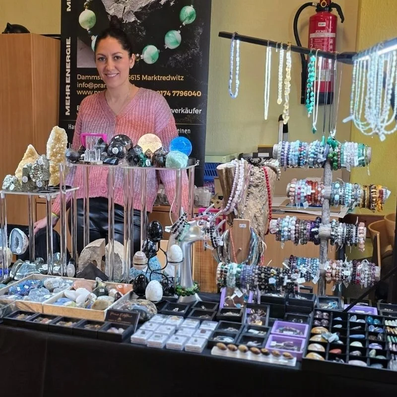 Gesamteindruck des liebevoll dekorierten Messestands von PRANA Edelsteine in Arzberg.