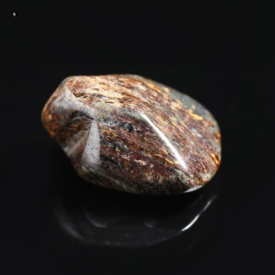 Ein brauner Bronzit Edelstein für innere Ruhe und Gelassenheit.