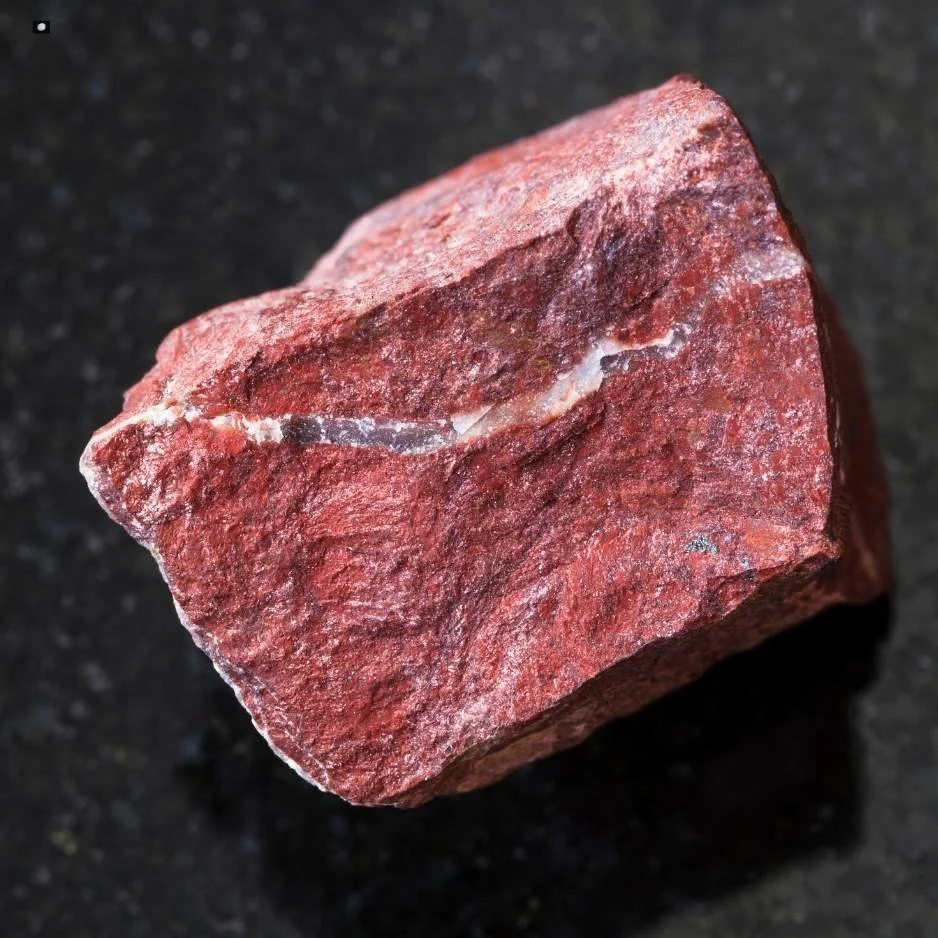 Ein Jaspis Edelstein mit vielfältigen Mustern für Stabilität und Willenskraft.