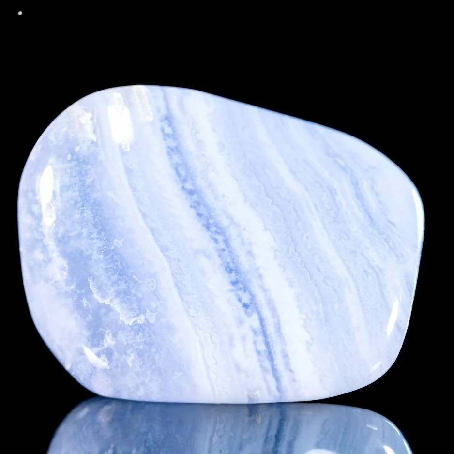 Ein zartblauer Chalcedon Edelstein für Kommunikation und Redekunst.