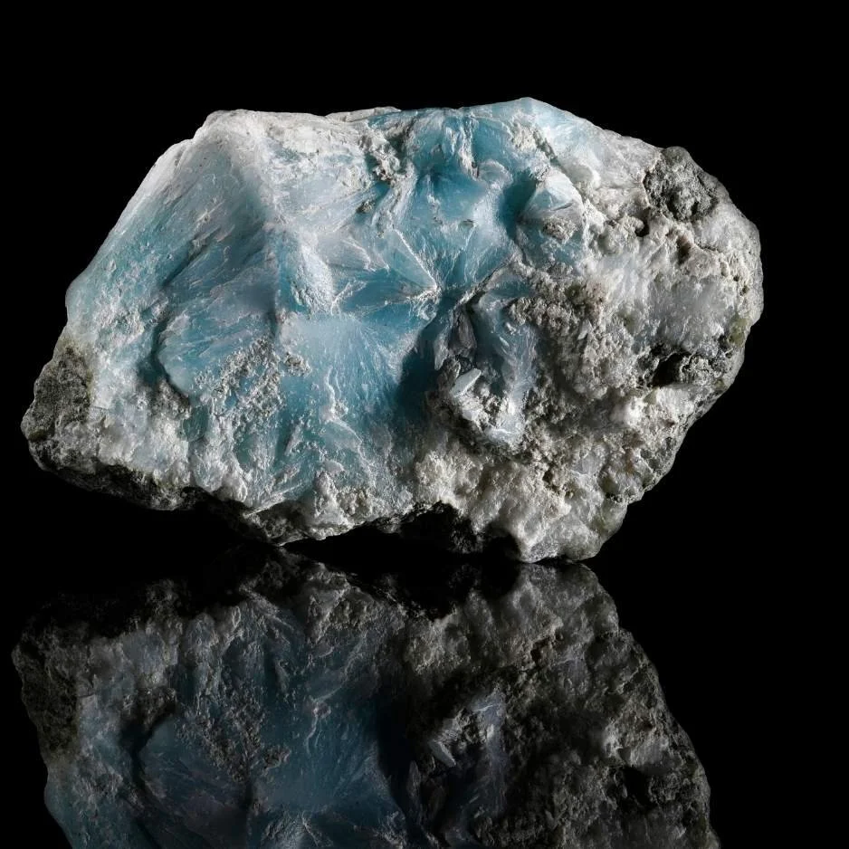 Ein hellblauer Larimar Edelstein für Gelassenheit und Offenheit.