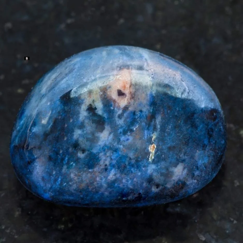 Ein tiefblauer Dumortierit Edelstein für Zuversicht und ein leichtes Herz.
