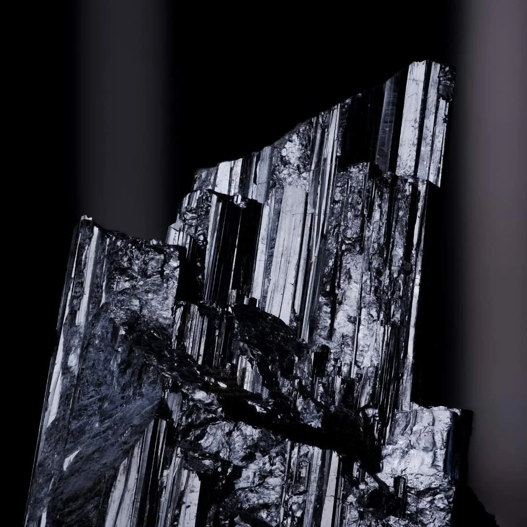 Ein schwarzer Turmalin Edelstein als ultimativer Schutzstein.