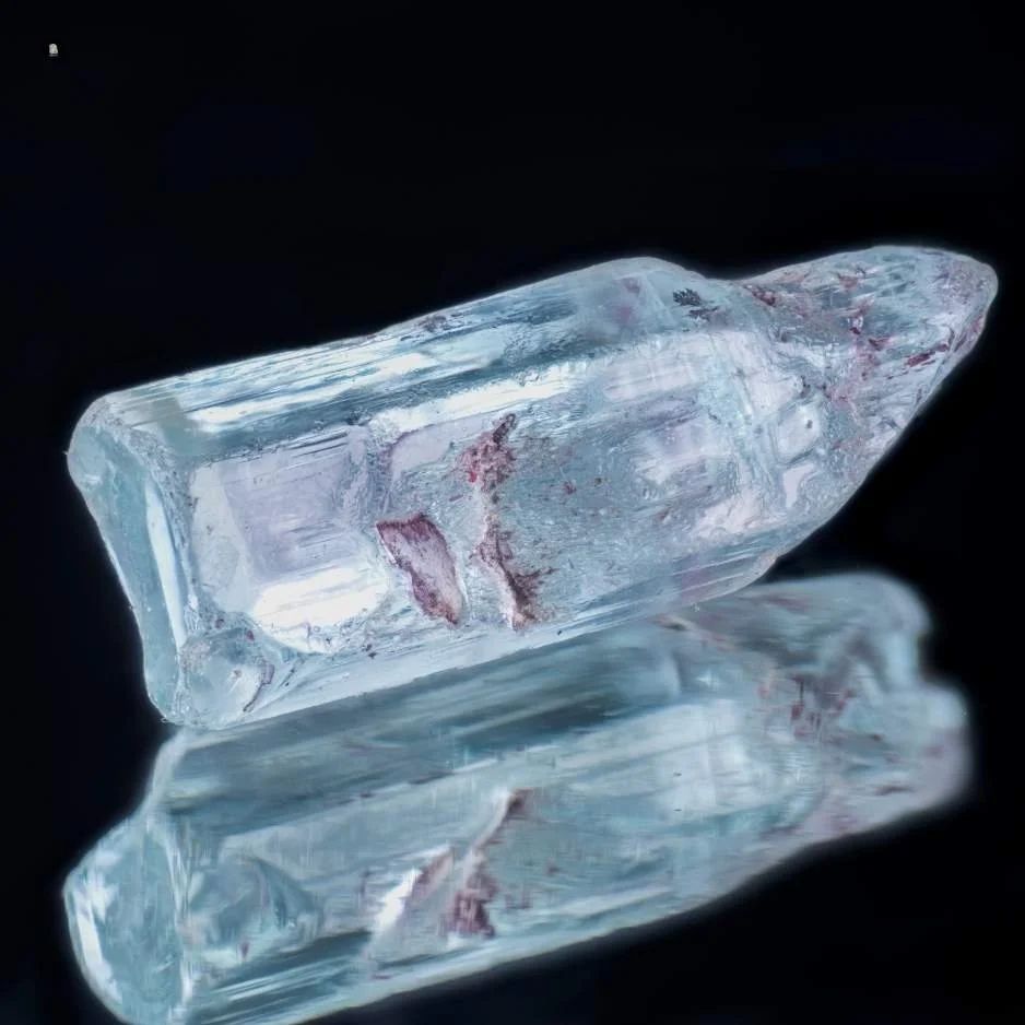 Ein hellblauer Aquamarin Edelstein für klare Gedanken und Kommunikation.