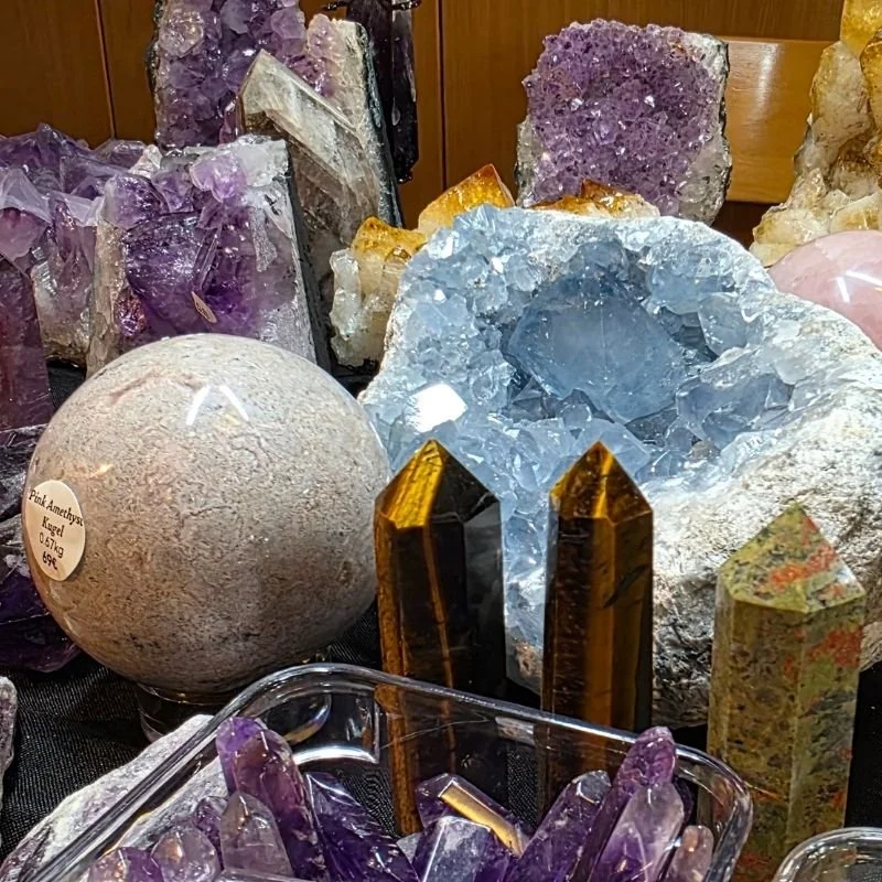 Besucher betrachten interessiert den Messestand von PRANA Edelsteine auf der Arzberger Mineralienbörse.