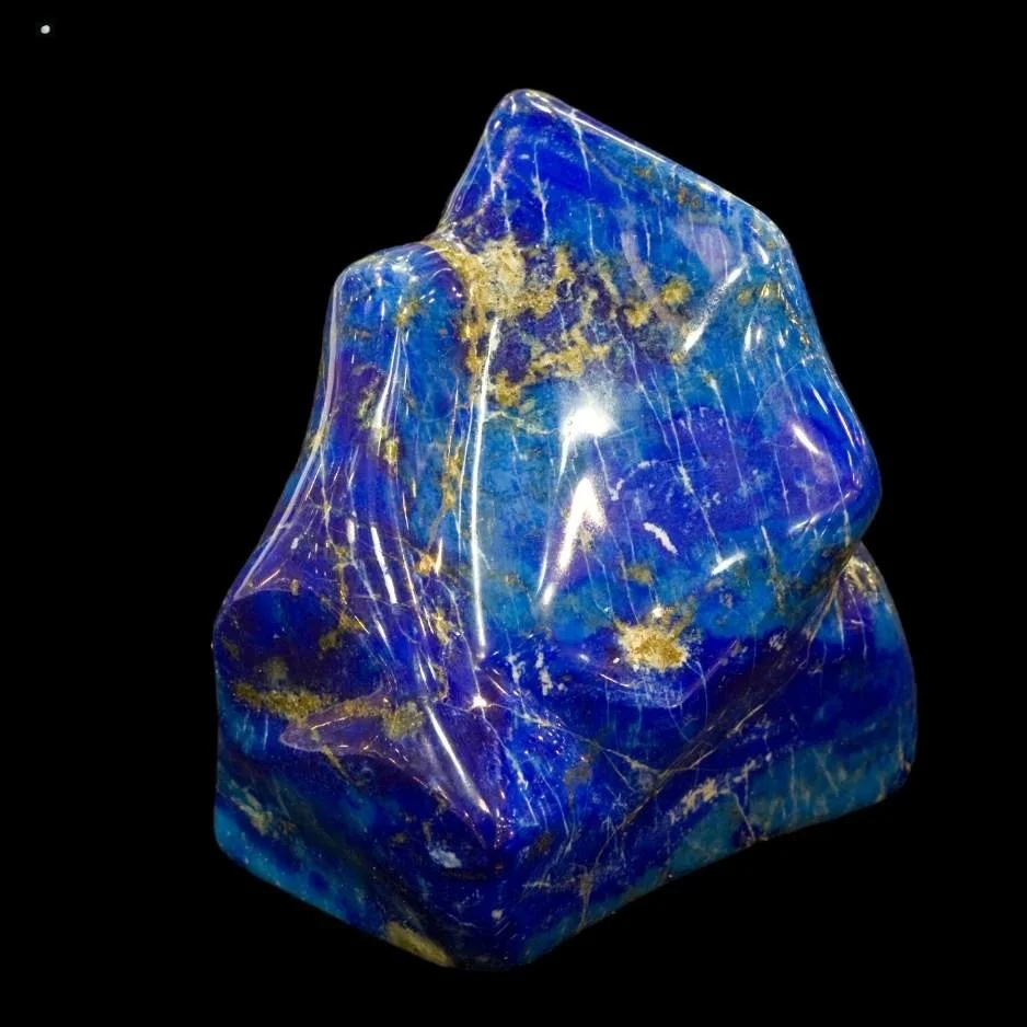 Ein tiefblauer Lapislazuli Edelstein mit goldenen Pyrit-Einschlüssen für Wahrheit und Selbstausdruck.
